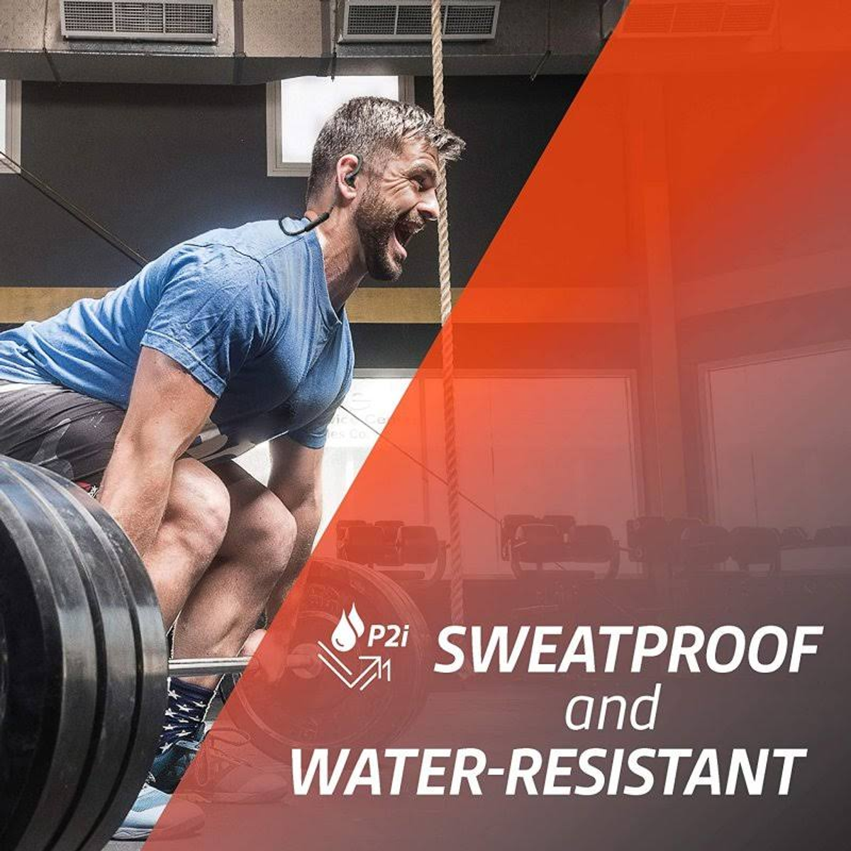 Mężczyzna podnoszący ciężary w zestawie słuchawkowym. Tekst: Odporny na pot i wodę.