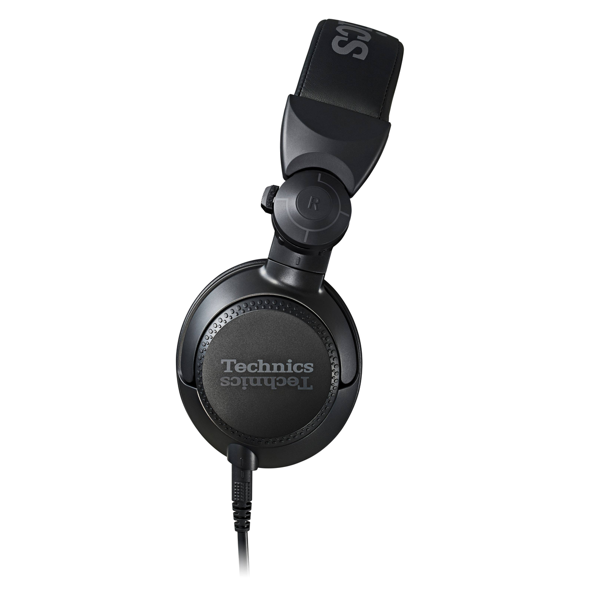 Czarne słuchawki Technics, pod kątem, na białym tle. Widoczne lewe ucho.