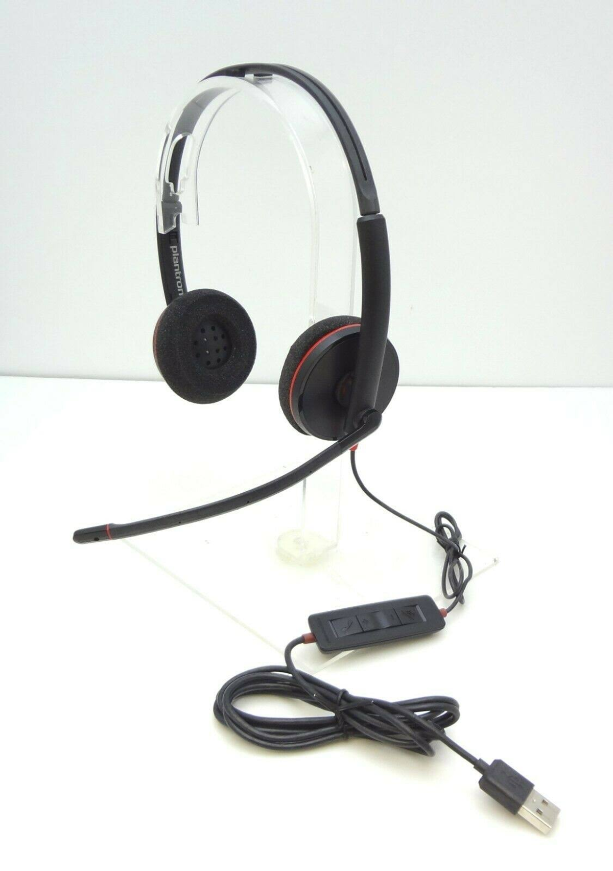 Auriculares negros con detalles rojos sobre fondo blanco. Tiene micrófono y conector USB.