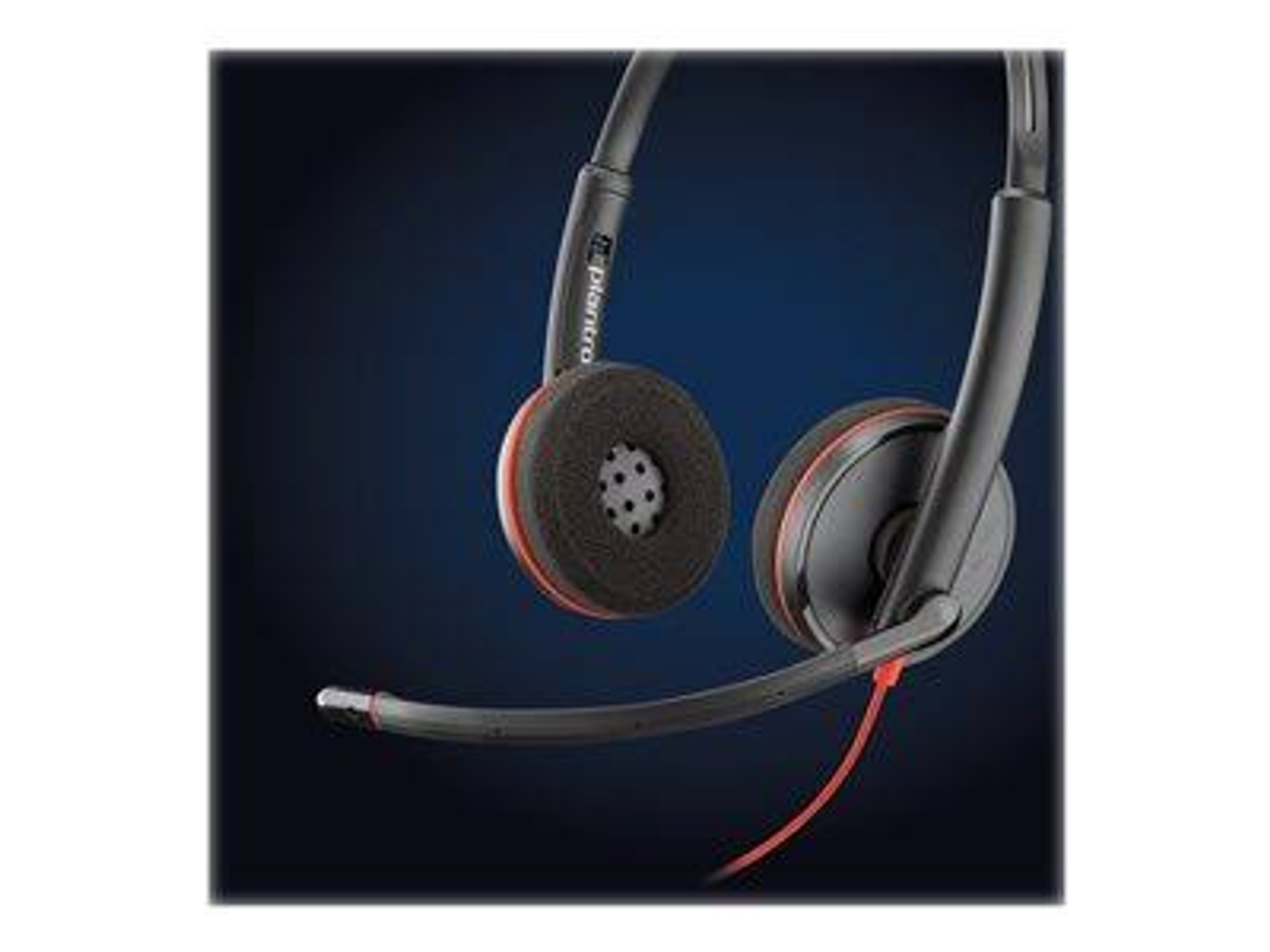 Auriculares negros con cable rojo, vista en ángulo, sobre fondo oscuro.