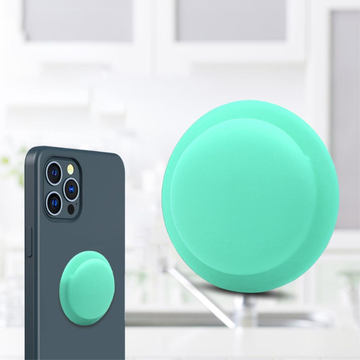 Ein türkisfarbener Pop-Socket ist an einer Handyhülle befestigt, neben einem losen Pop-Socket.