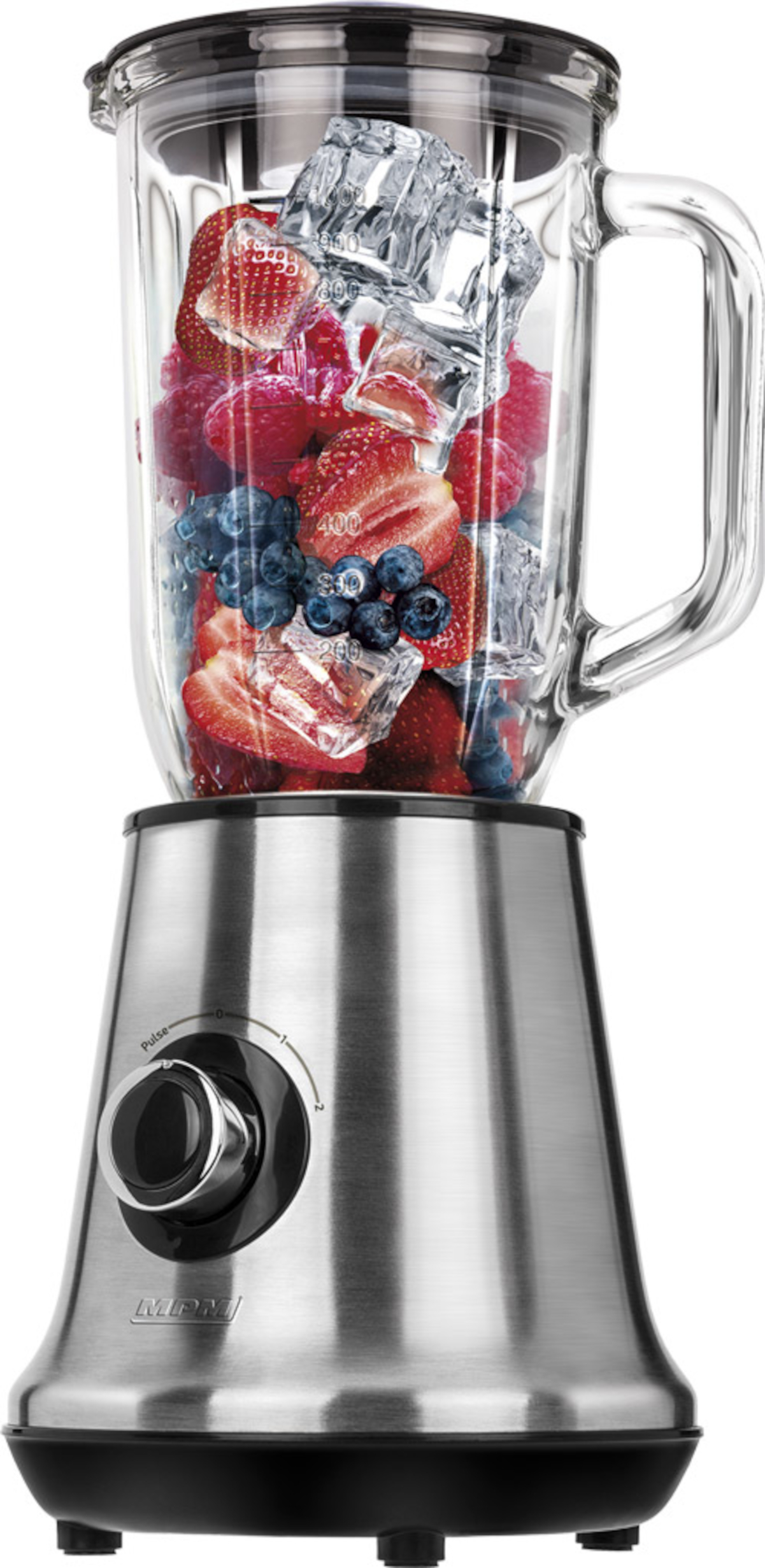 Ein Mixer gefüllt mit Eis, Erdbeeren, Himbeeren und Blaubeeren.