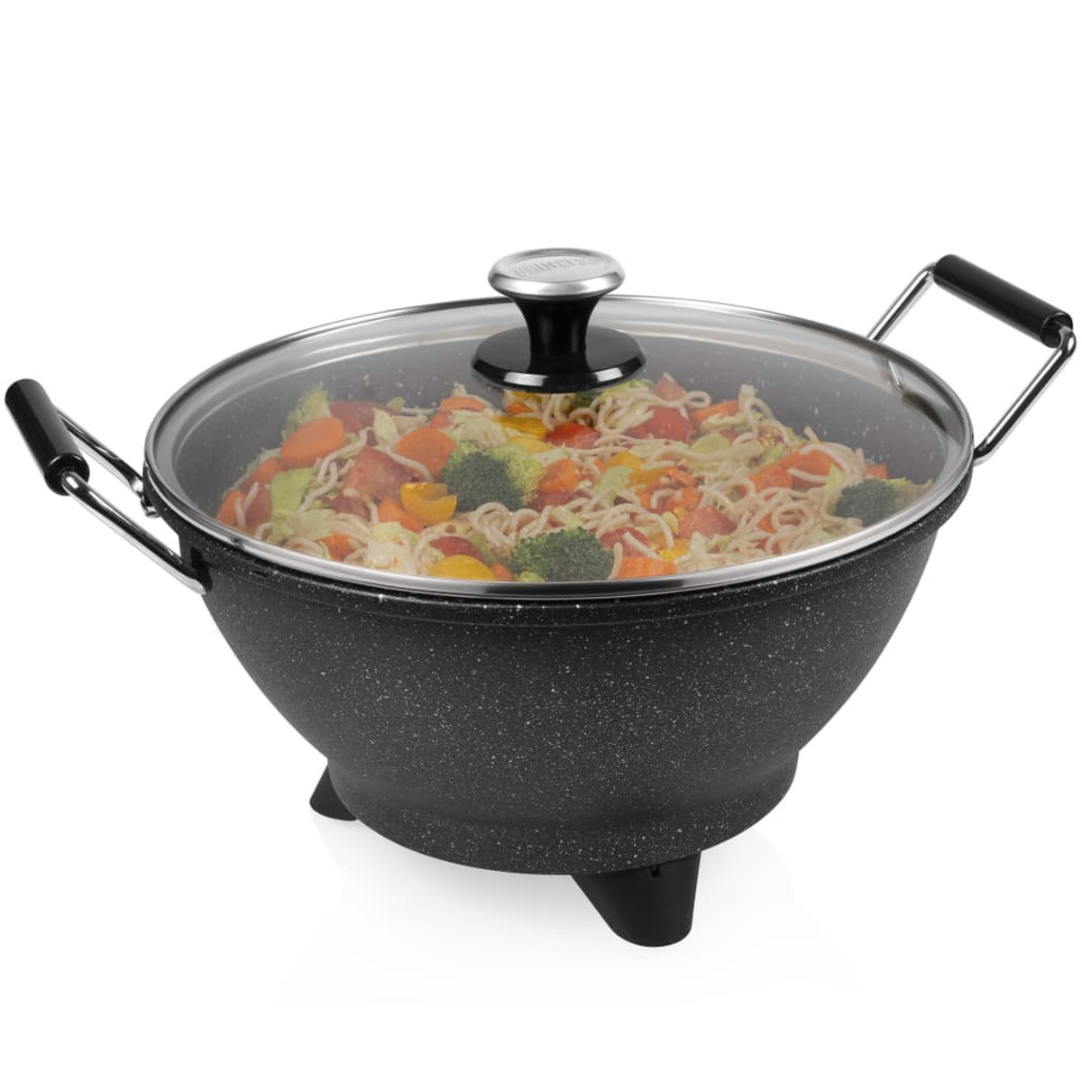 Ein schwarzer Wok mit Glasdeckel, gefüllt mit Nudeln und Gemüse.