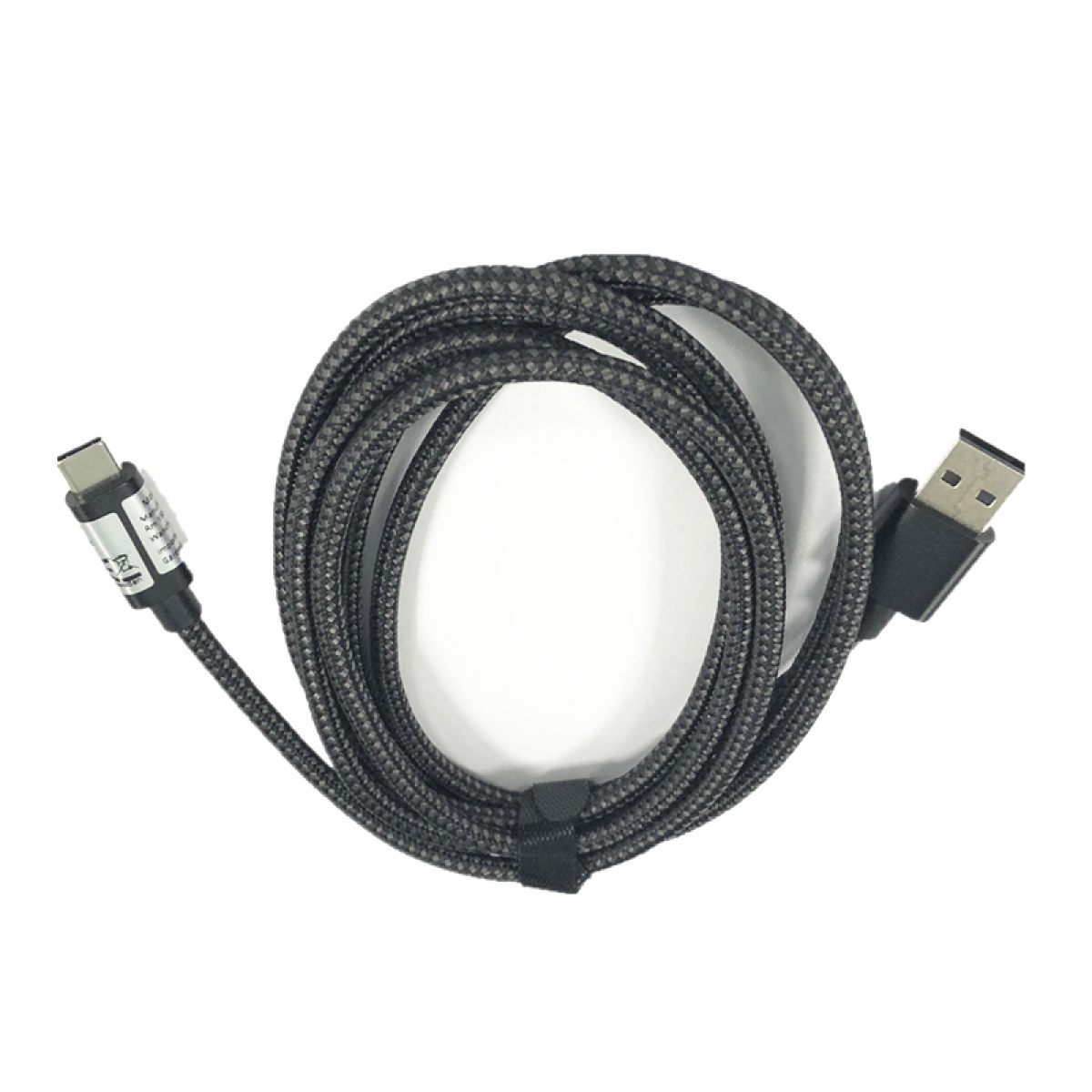 Czarny pleciony kabel USB-C do USB-A ze złączami na każdym końcu.