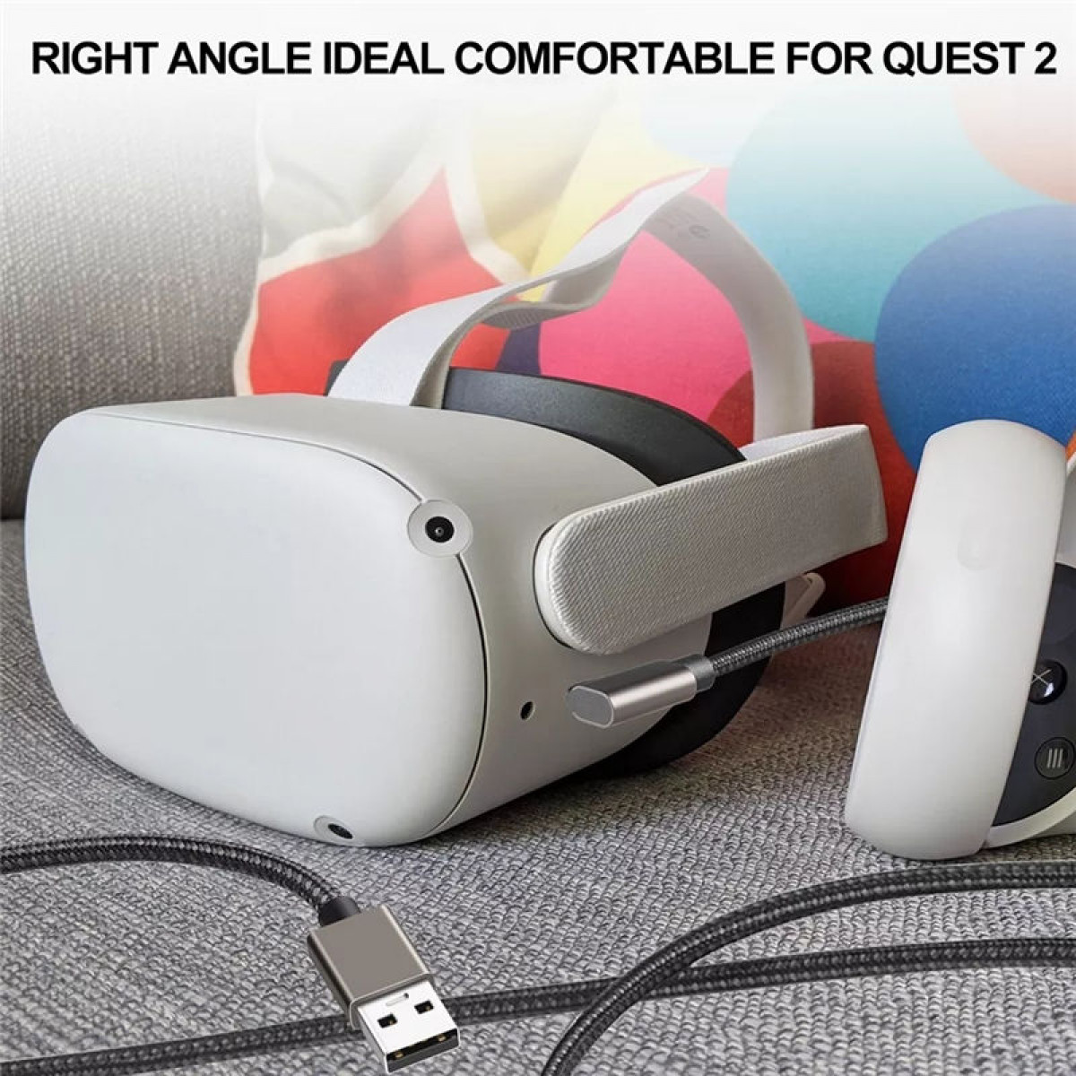 VR-Headset und Kabel. Das Kabel hat einen USB-Anschluss. Grauer Sofa-Hintergrund.