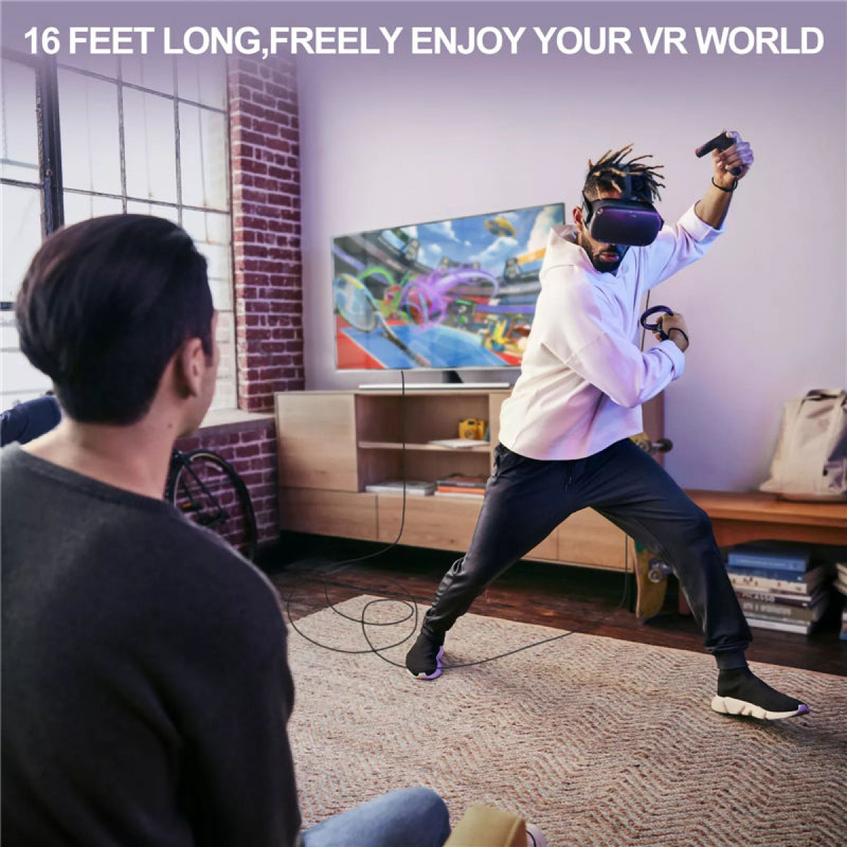 Mann spielt mit VR-Headset. Anderer Mann schaut zu. Text: „16 FEET LONG, FREELY ENJOY YOUR VR WORLD“.