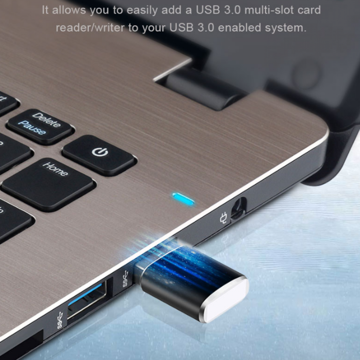 USB 3.0 Kartenleser/-schreiber in einem Laptop. Der Leser ist schwarz und silber.