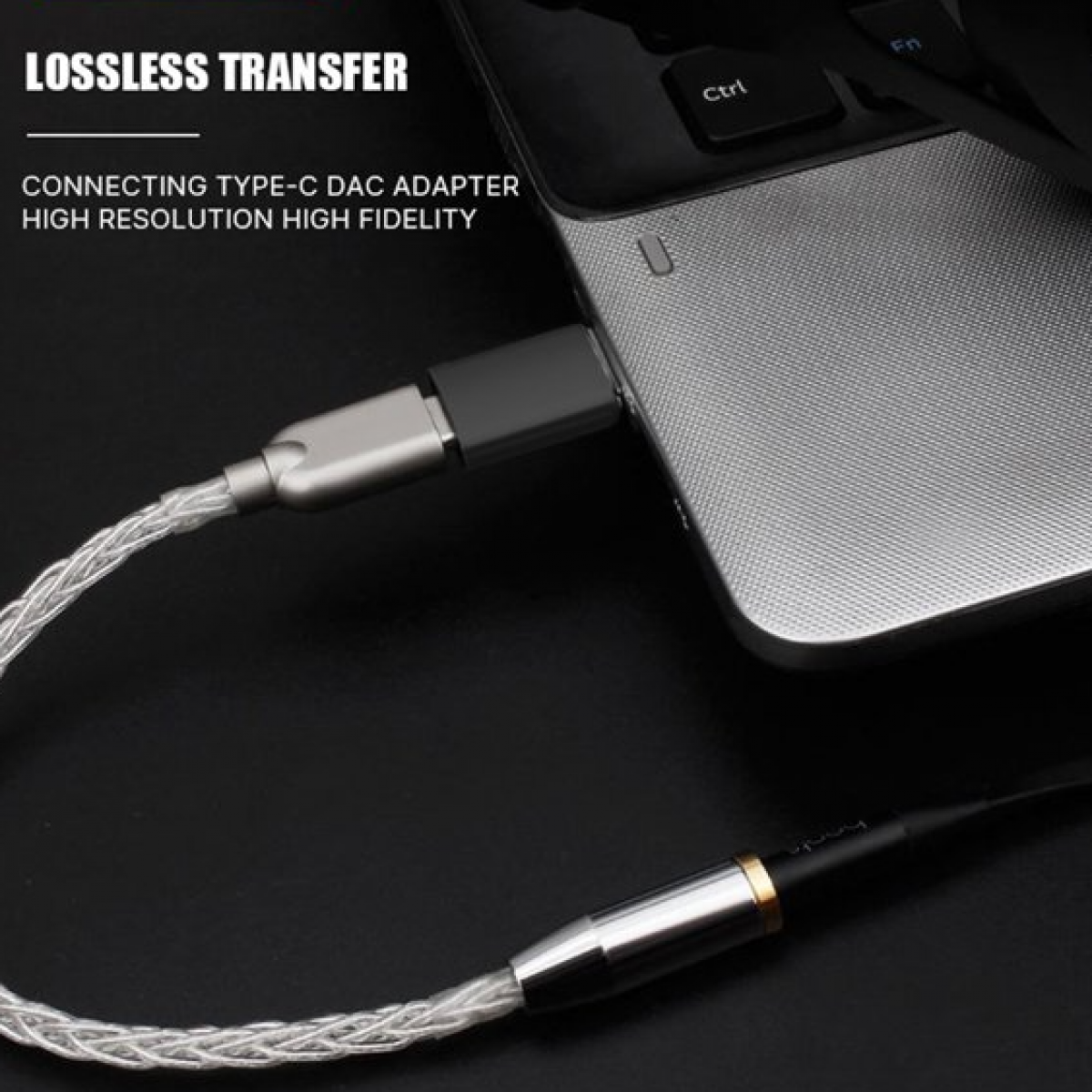 Ein Kabel, das mit einem Laptop mit einem Typ-C-DAC-Adapter verbunden ist.