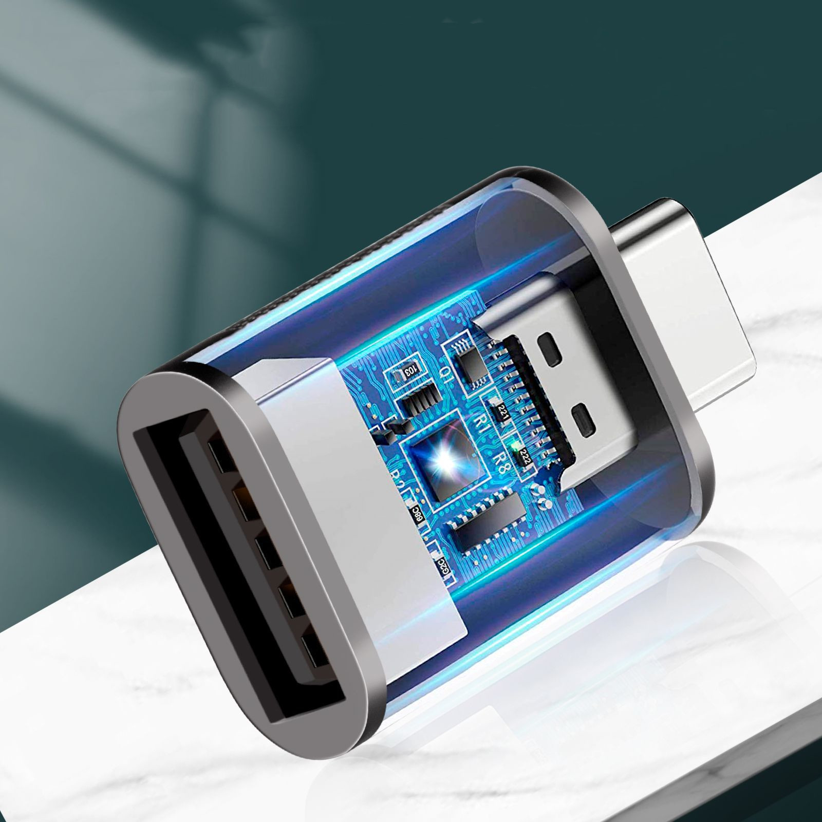 Nahaufnahme eines USB-C-Adapters. Die inneren Komponenten des Adapters sind sichtbar.