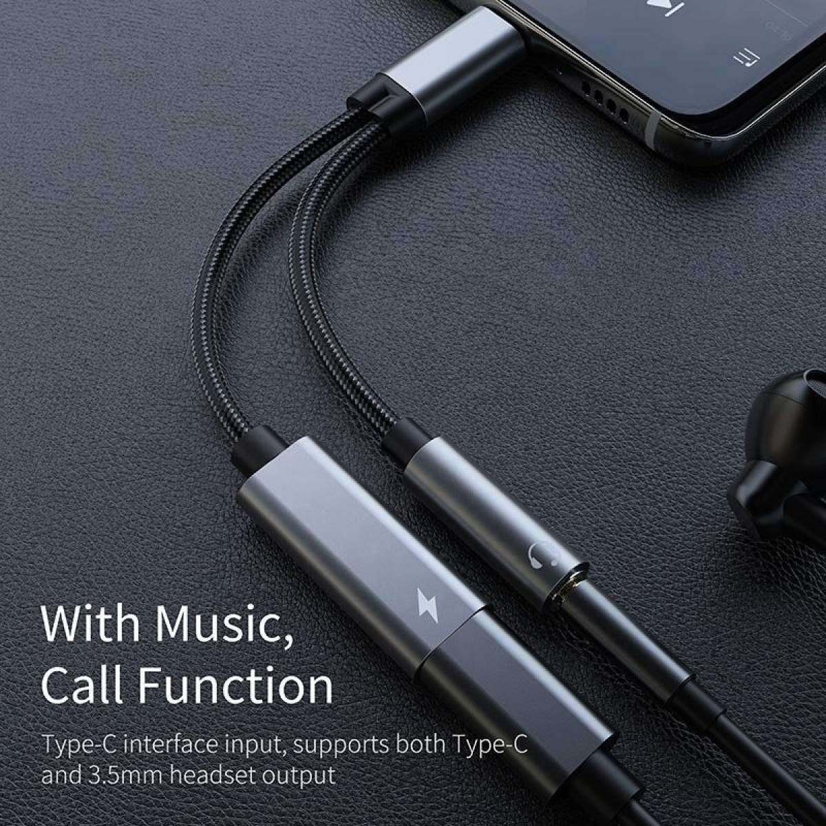Silberner Adapter mit zwei schwarzen Kabeln. Text: Mit Musik, Anruffunktion.