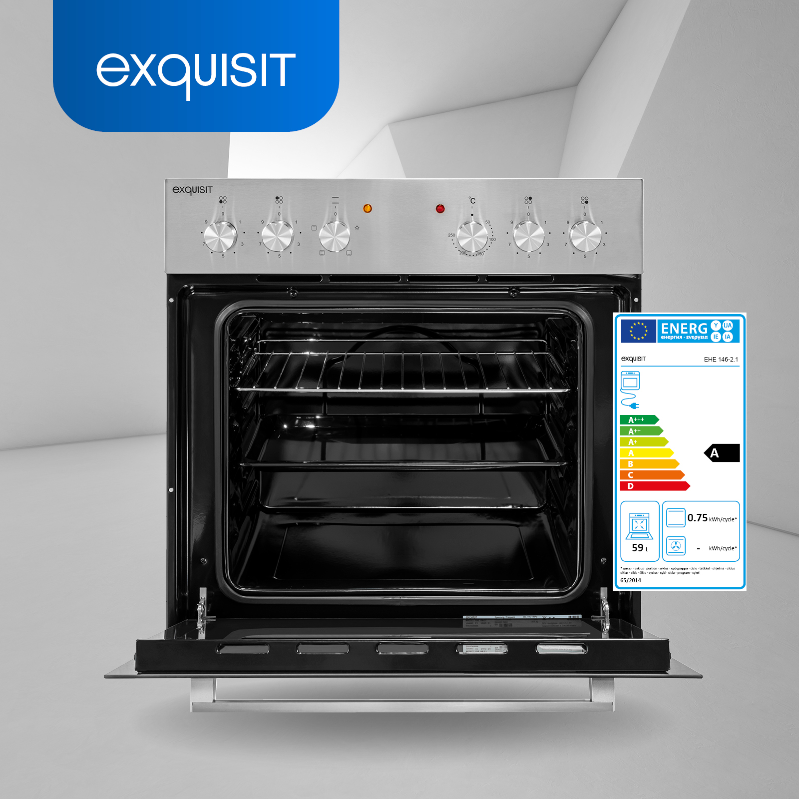 Ein Backofen mit offener Tür und einem sichtbaren Energieeffizienzlabel.