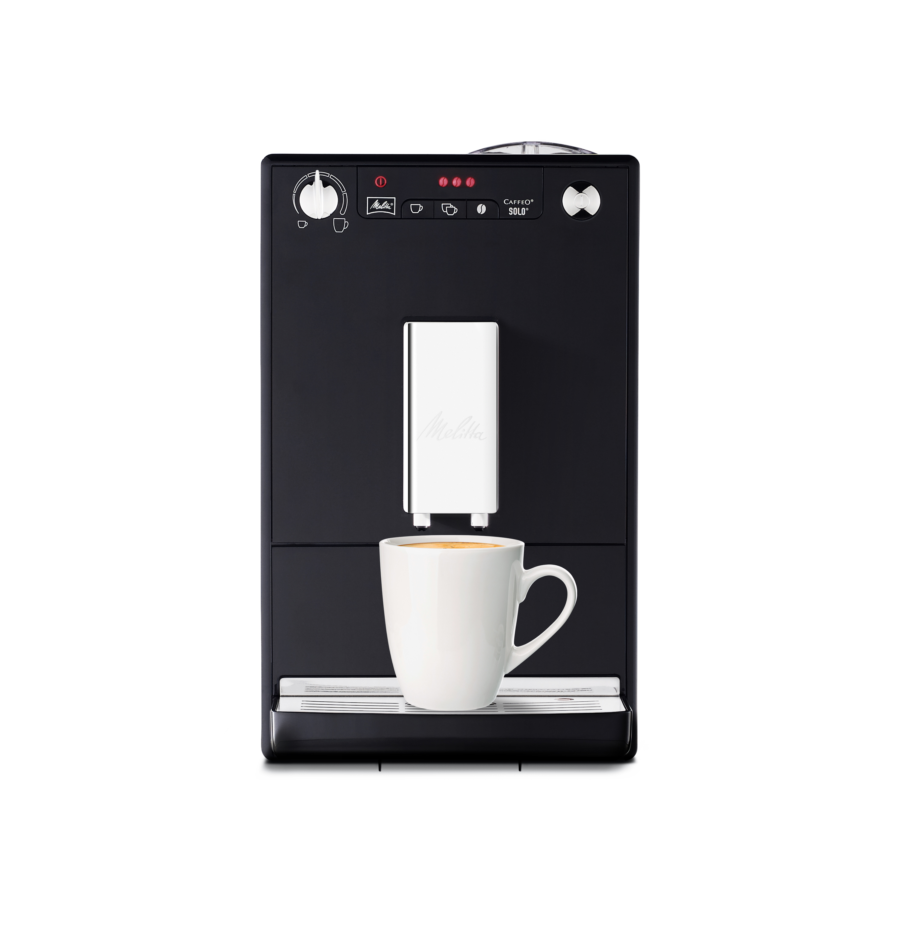 Czarny ekspres do kawy z białą filiżanką pod wylewką i białym tłem.