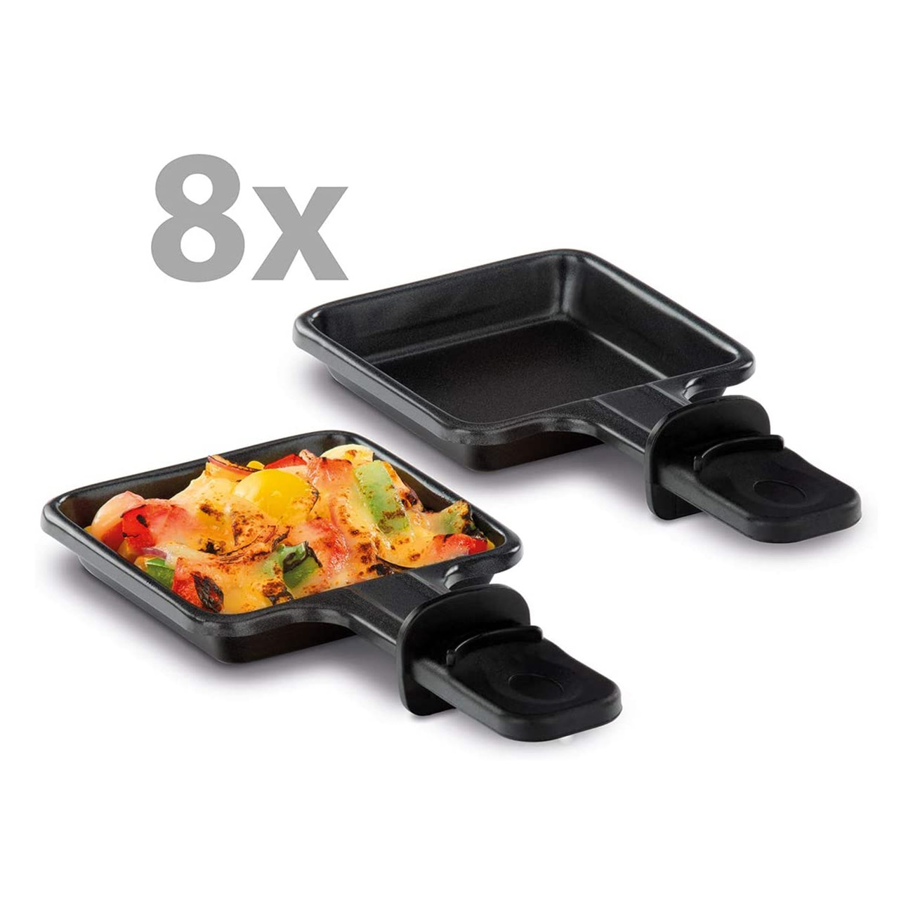 Zwei schwarze Raclette-Pfannen mit geschmolzenem Käse und Gemüse. Weißer Hintergrund.
