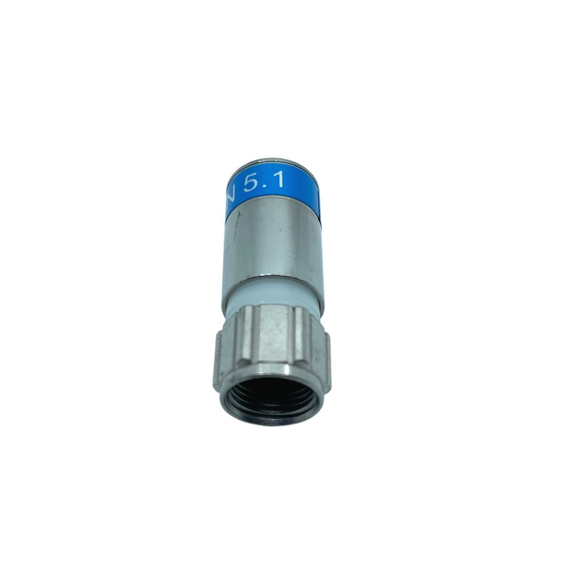 Ein silberner Stecker mit blauem Text. Der Text lautet 'N 5.1' auf dem Stecker.