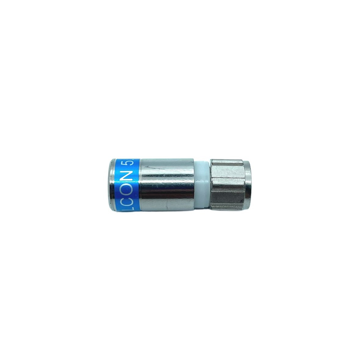 Silberner Koaxialkabelstecker, blauer Text, isoliert auf weißem Hintergrund.