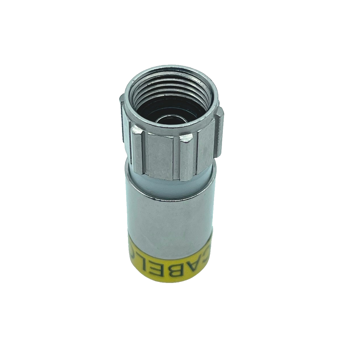 Metallischer zylindrischer Stecker mit gelbem Etikett. Isoliert auf weißem Grund.