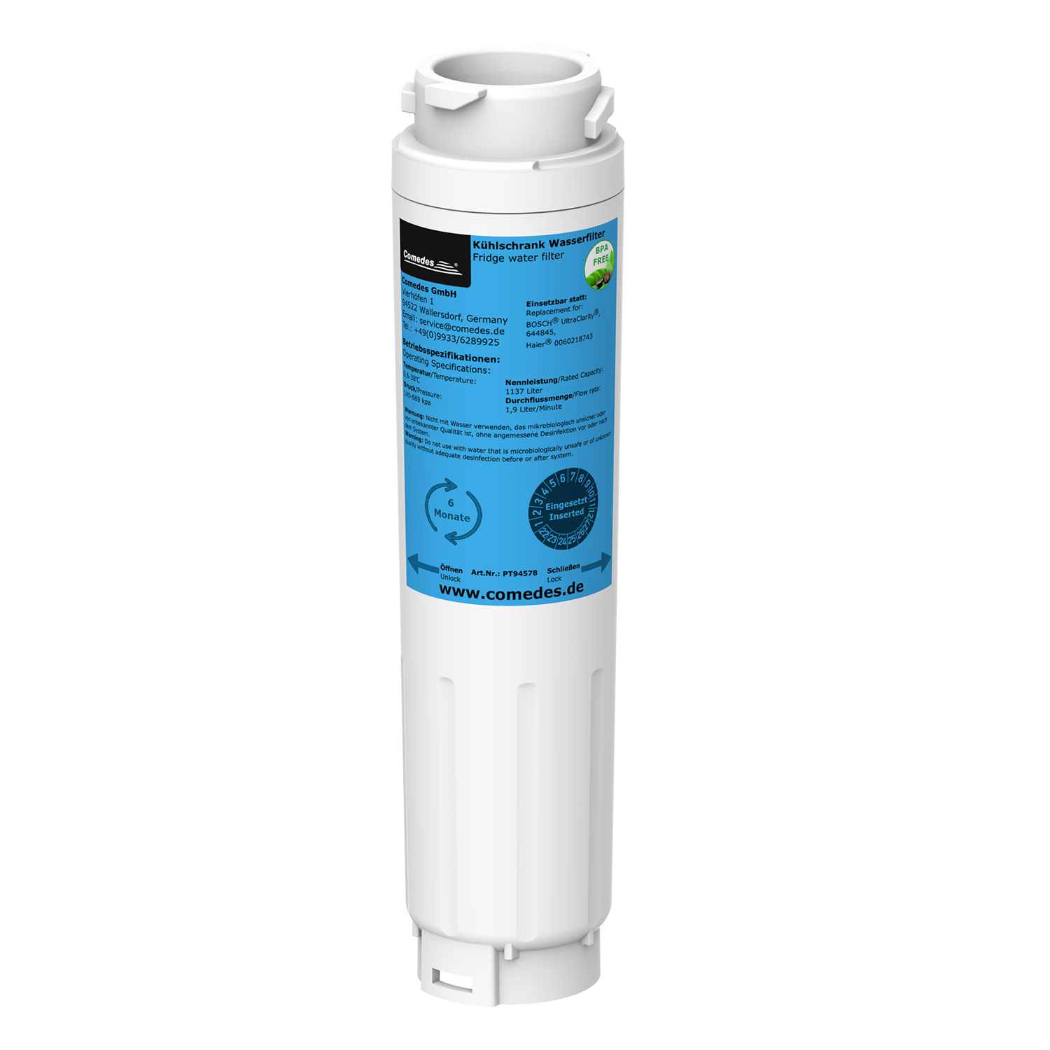 Weißer Wasserfilter mit blauen und schwarzen Etiketten. Text und Pfeile. Weißer Hintergrund.