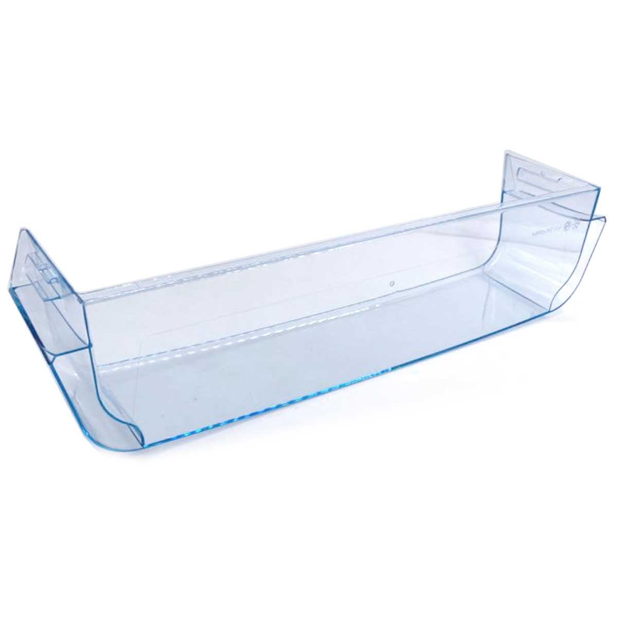 Una estantería transparente de nevera con detalles azules, aislada sobre blanco.