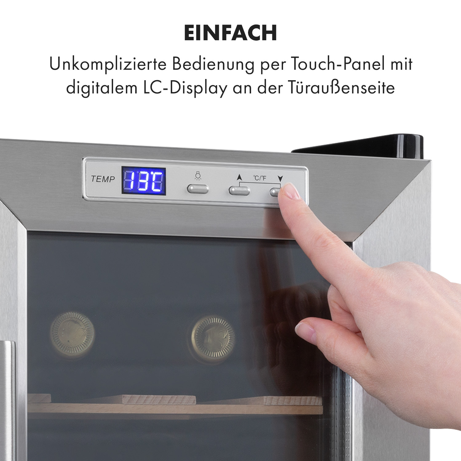 Nahaufnahme des Bedienfelds eines Weinkühlers. Finger drückt auf eine Taste.