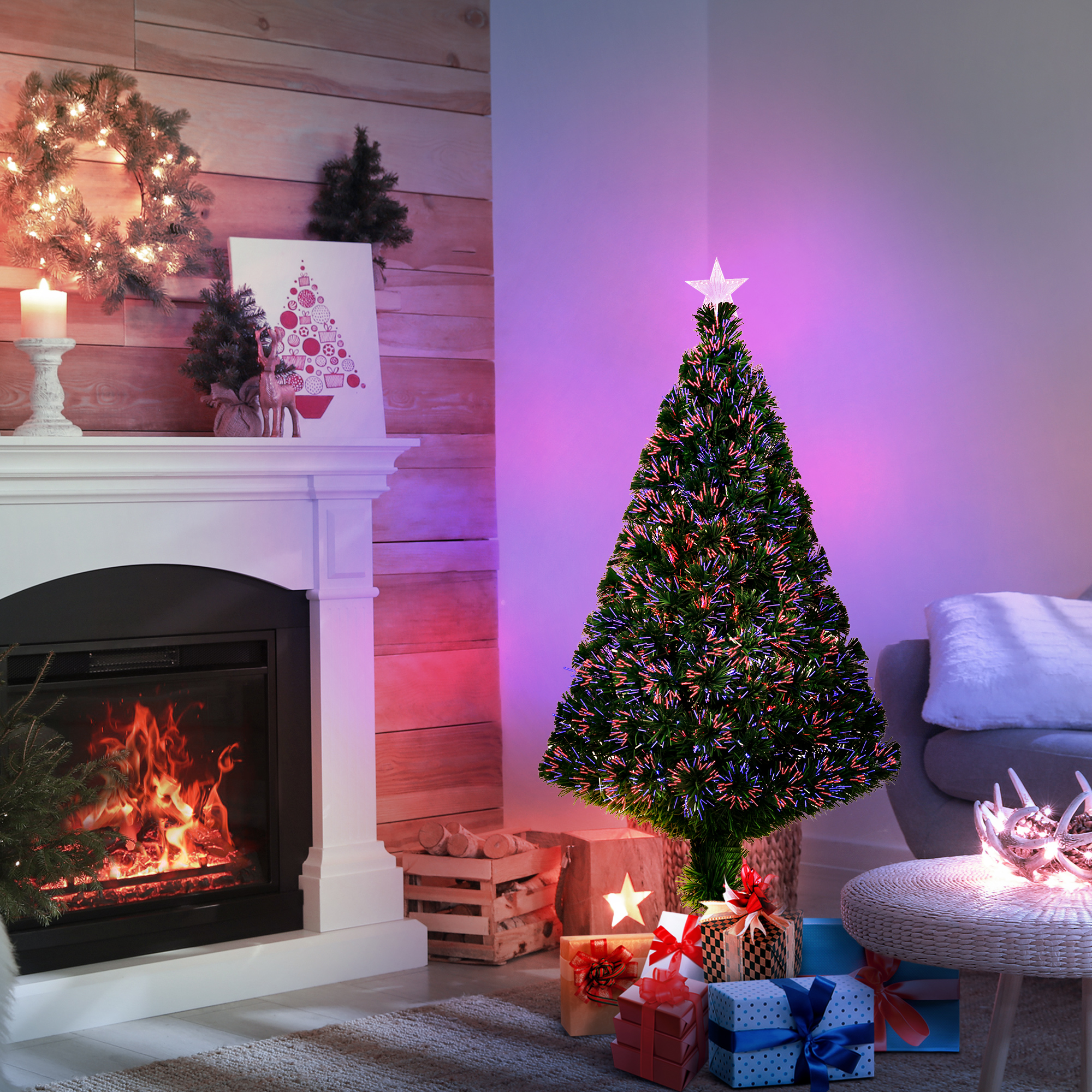 Árbol de Navidad con estrella, rodeado de regalos, en una habitación con chimenea y decoración acogedora.