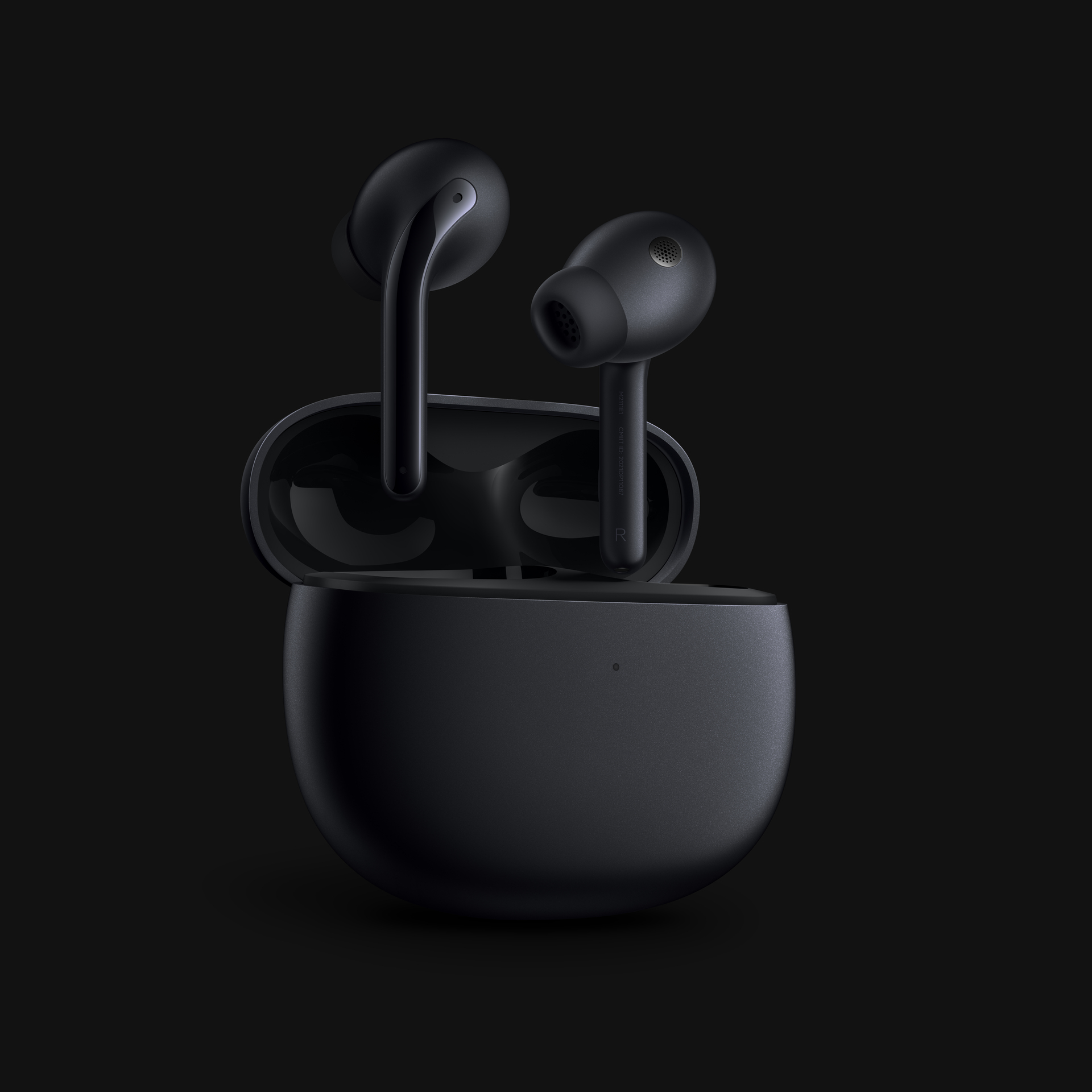 Auriculares inalámbricos negros y su estuche de carga sobre un fondo oscuro.