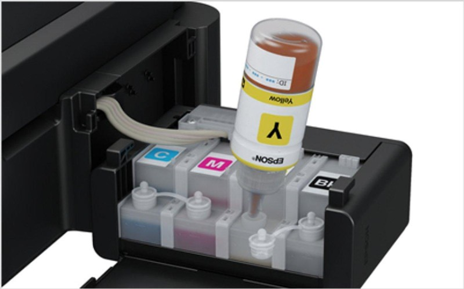 Żółta butelka z tuszem Epson napełnia kartridż drukarki, otoczona kartridżami cyjan, magenta i czarnym.