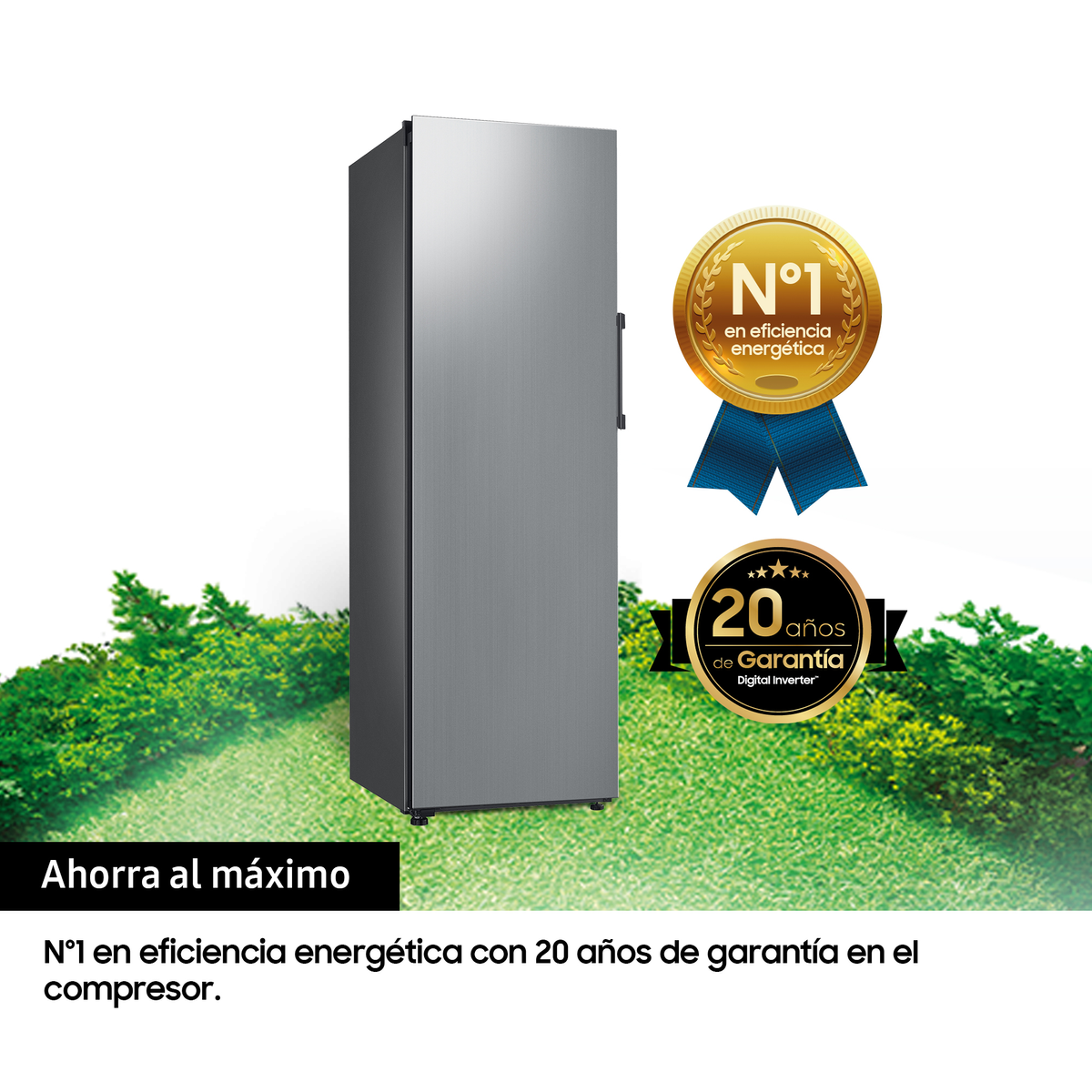 Un refrigerador plateado con etiqueta de eficiencia energética y texto. Hierba verde y cielo abajo.