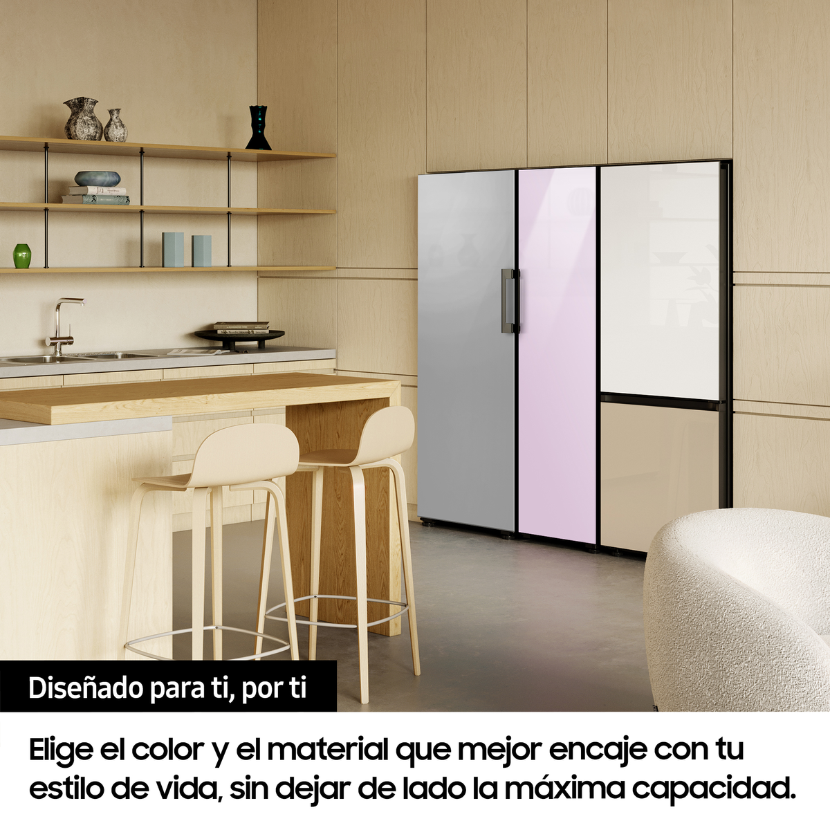 Una cocina con un frigorífico moderno. La nevera tiene varios paneles de color. Texto en español.