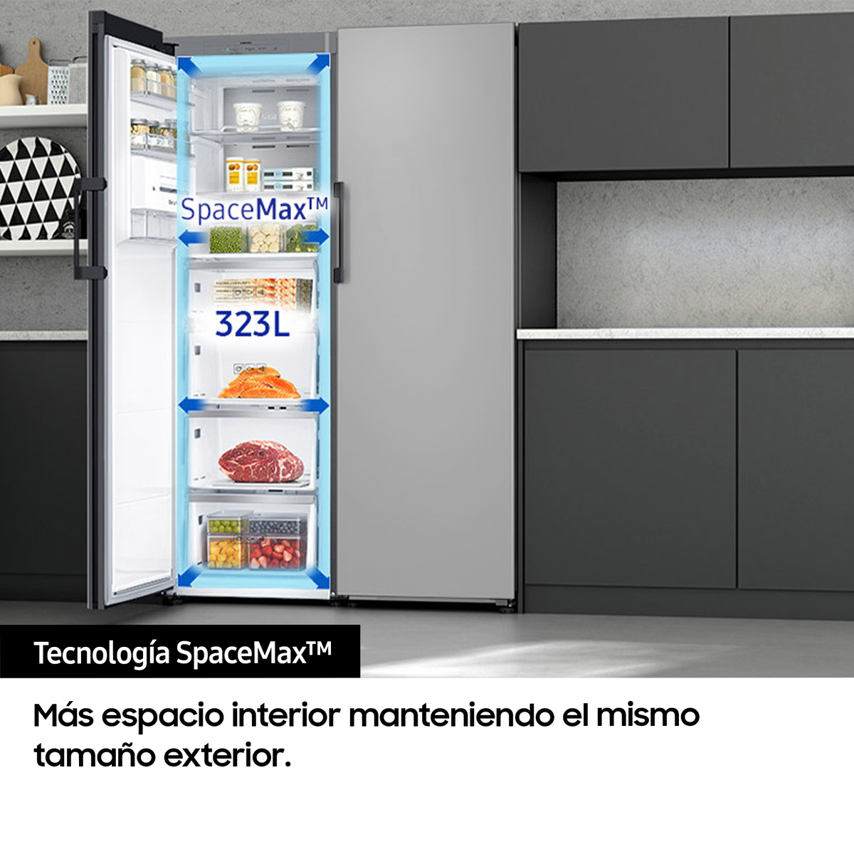 Refrigerador plateado con la puerta abierta, mostrando estantes, cajones y contenido. La marca es Samsung.