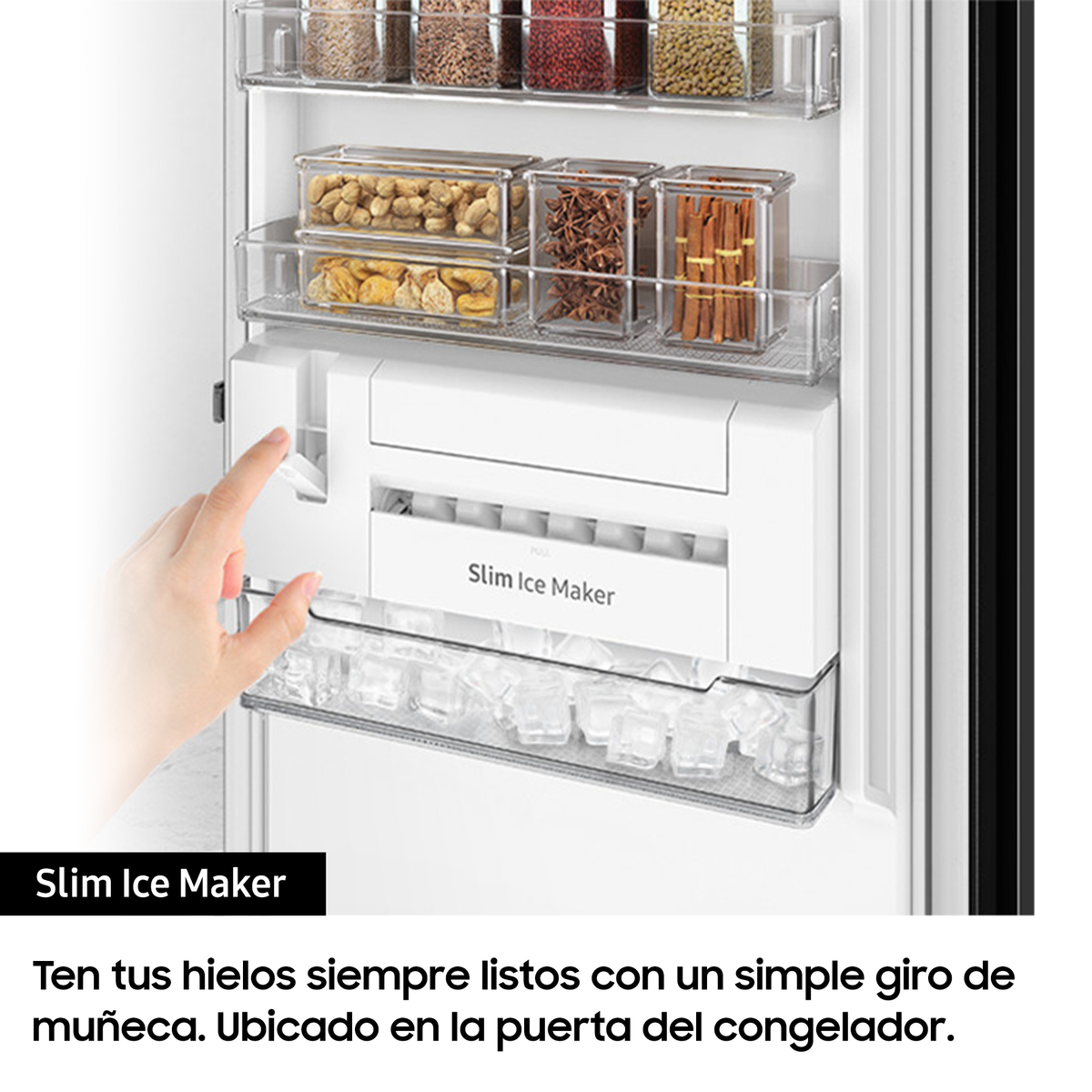 Una máquina de hielo blanca con cubitos de hielo y una mano que alcanza el hielo. Fondo blanco.