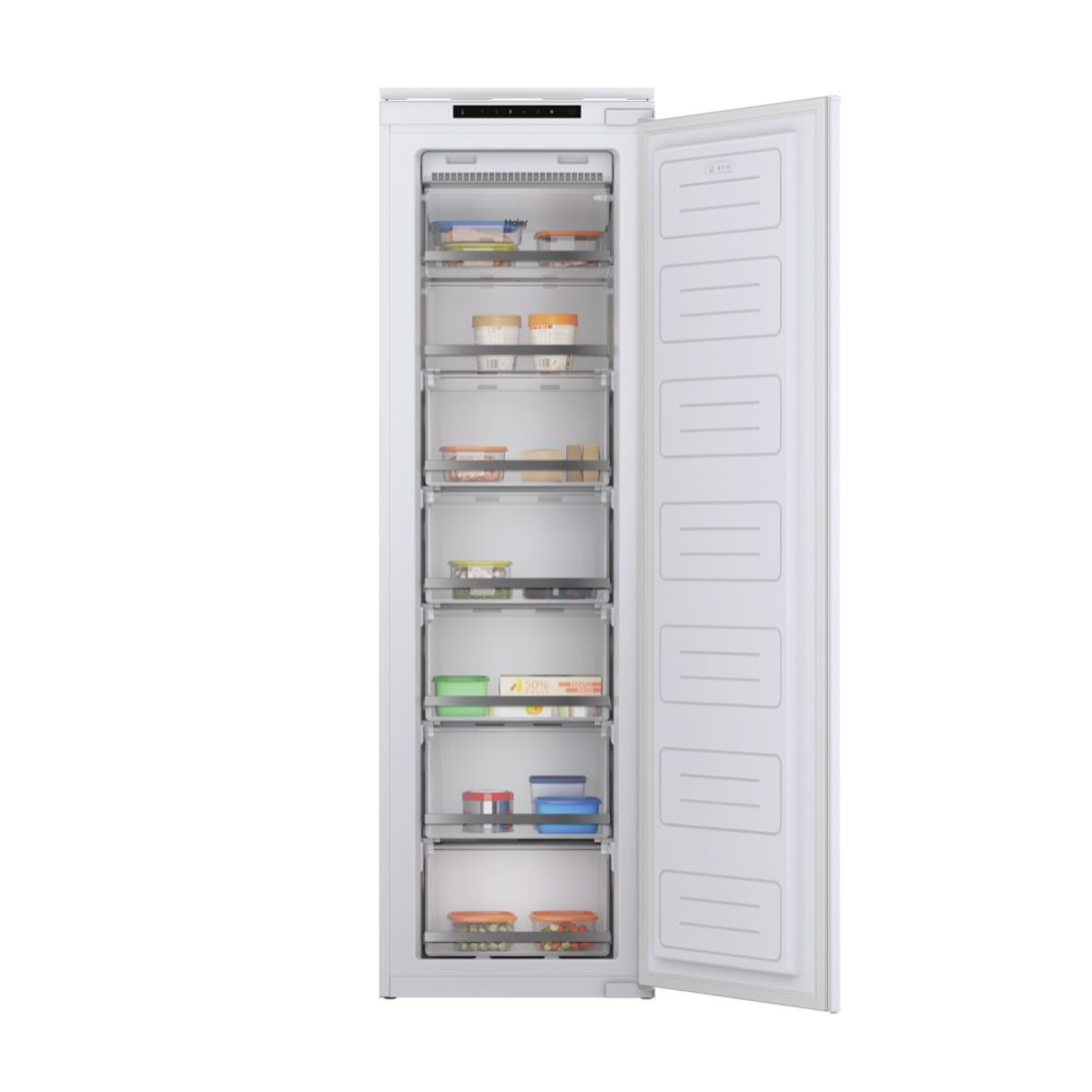 Congelatore verticale bianco con porta aperta che mostra ripiani e contenuto. Sfondo bianco.