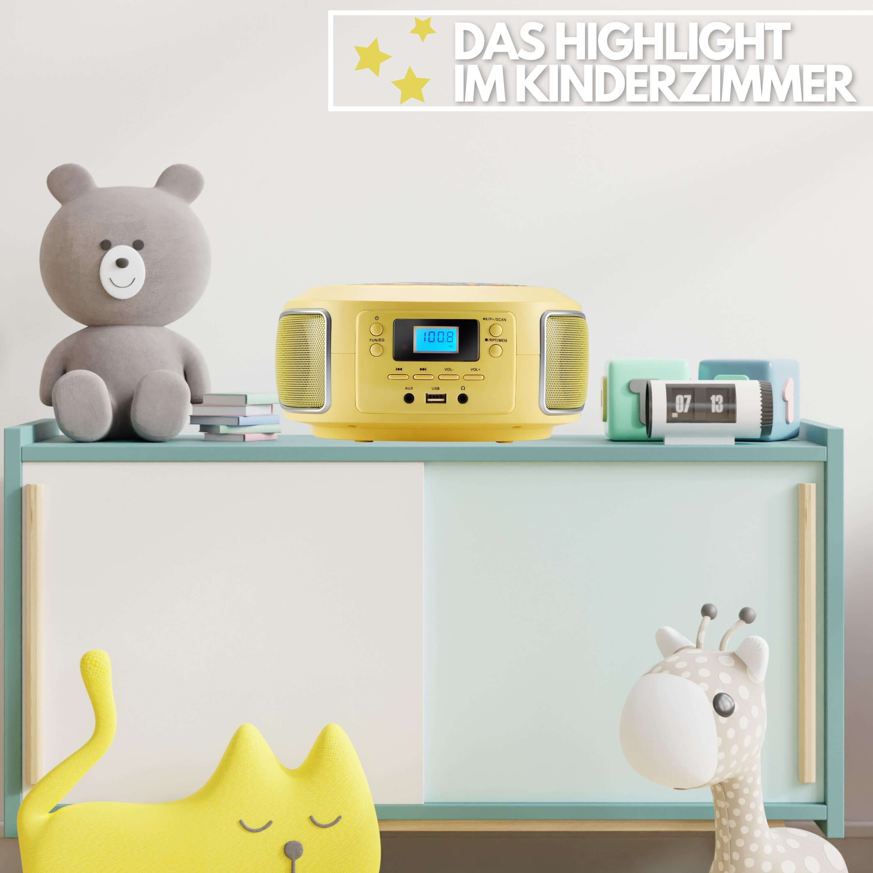 Gelbes Radio auf einem Regal mit Spielzeug, einem Teddybär und einer Giraffe.