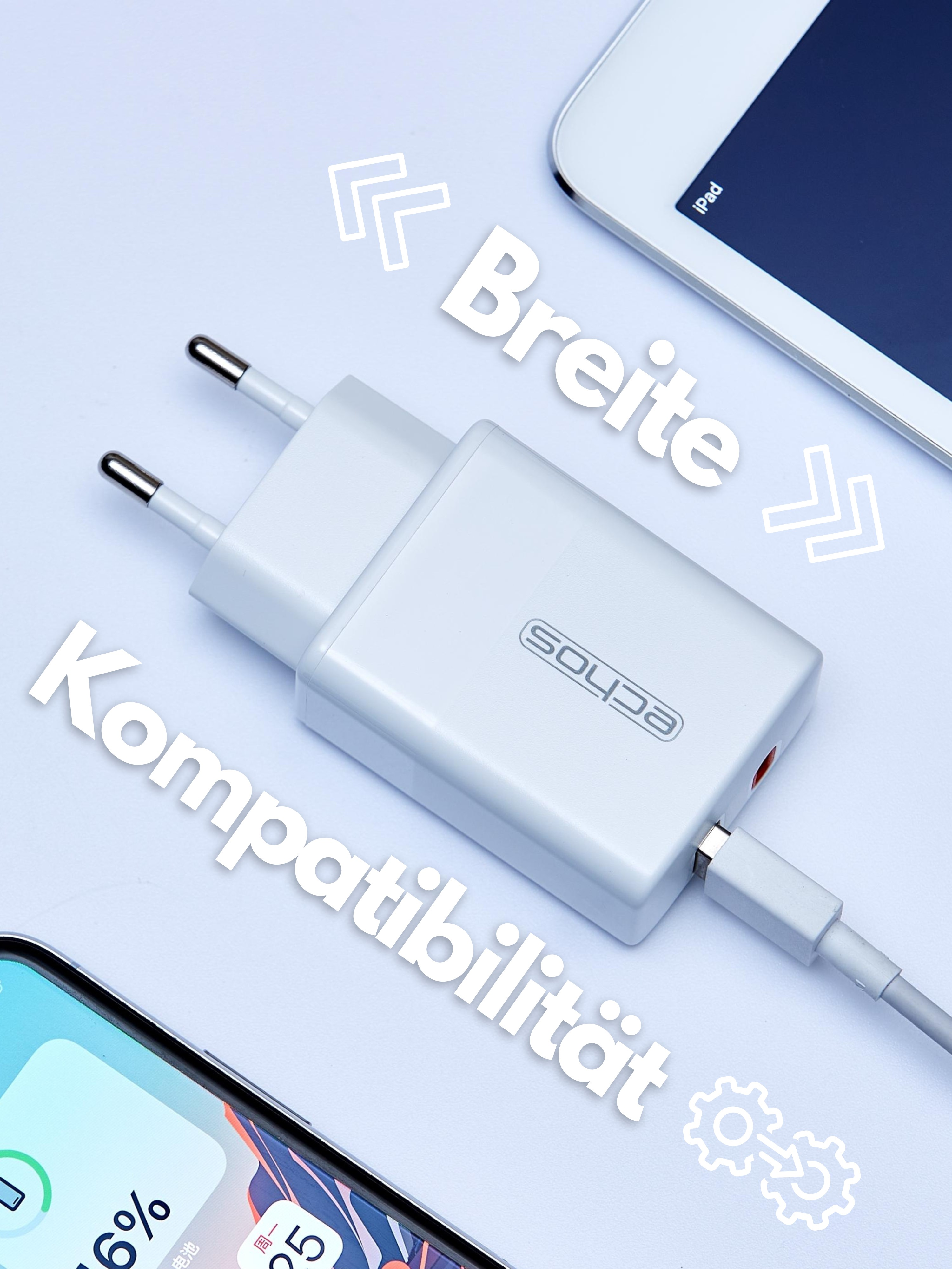 Weißes Ladegerät mit Steckern und Kabel, neben einem Tablet und Telefon.