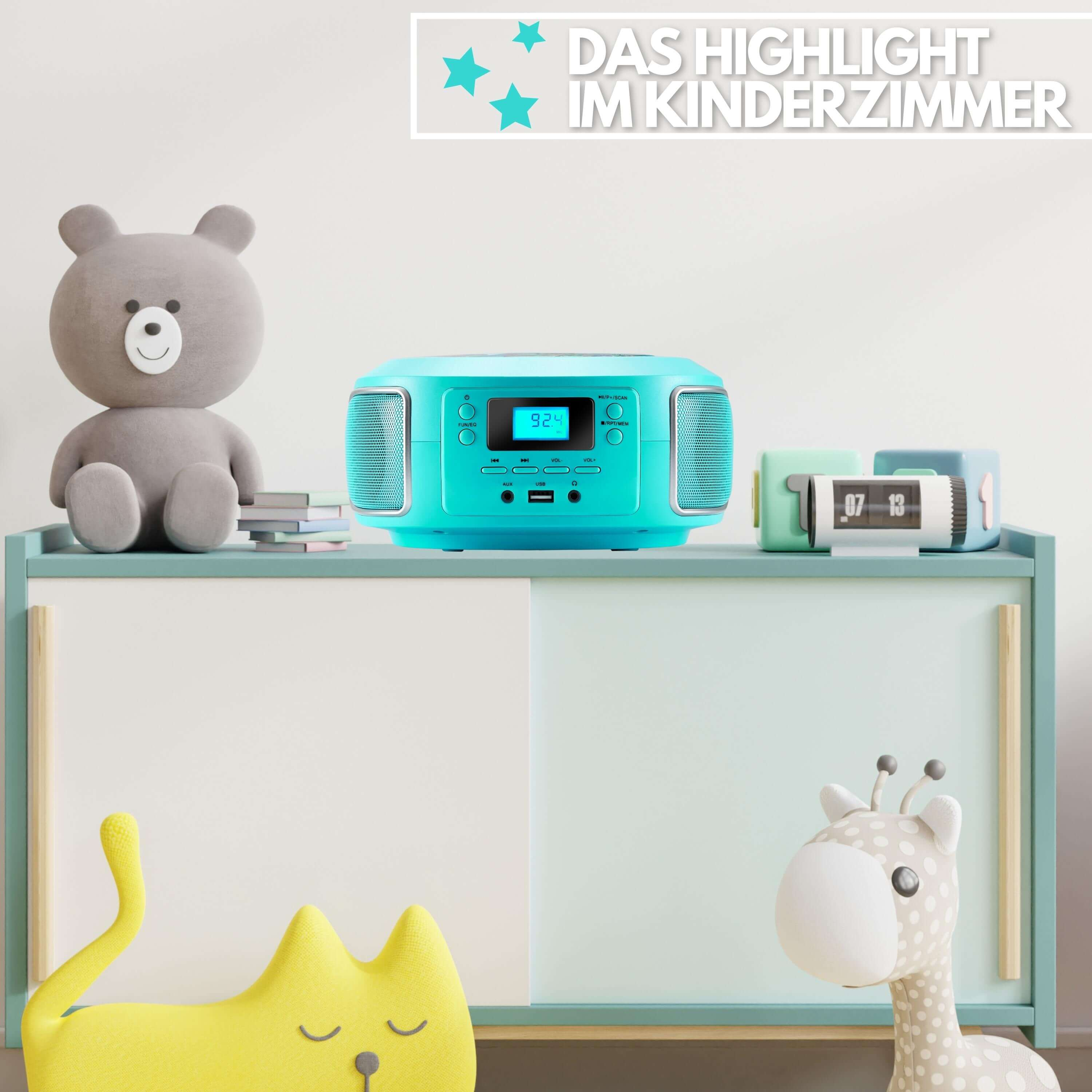 Ein türkisfarbenes Radio mit Bildschirm und Knöpfen steht auf einem Regal mit Spielzeug. Text: 'Das Highlight im Kinderzimmer'.