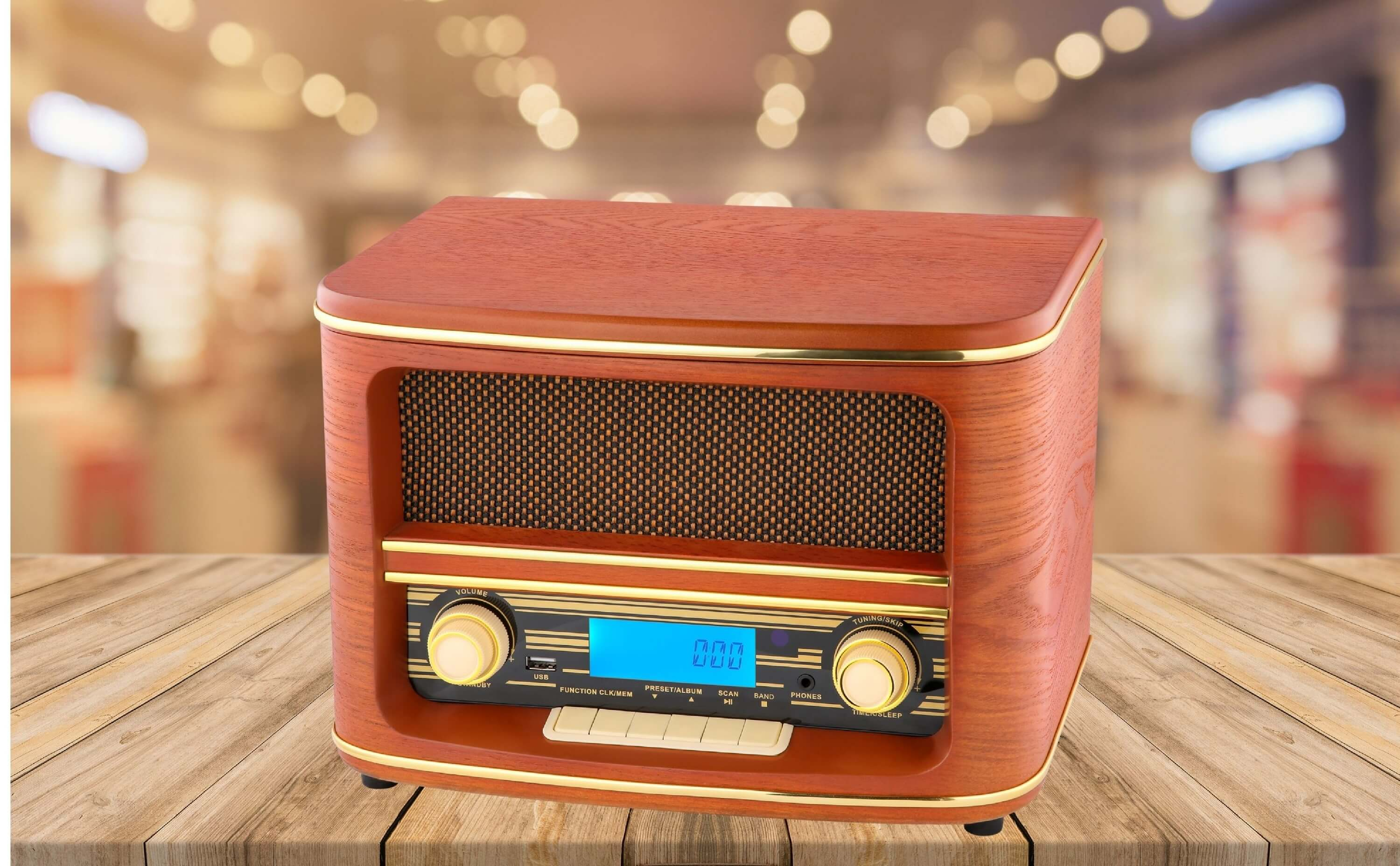 Retro-Radio aus Holz auf einem Holztisch. Der Hintergrund ist unscharf und zeigt ein Geschäft.