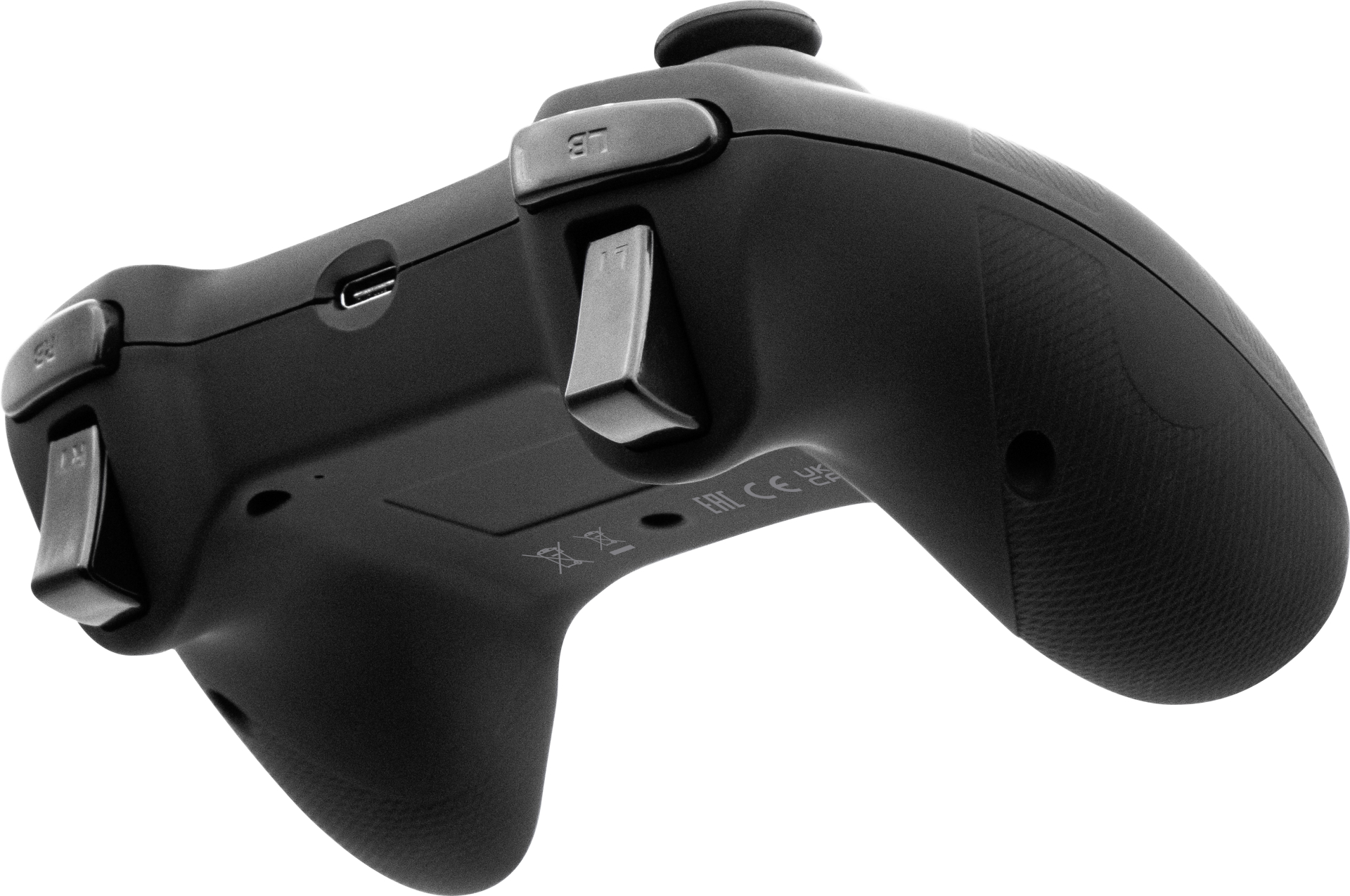 Un'immagine in scala di grigi di un controller di gioco nero con vari pulsanti e una porta USB.