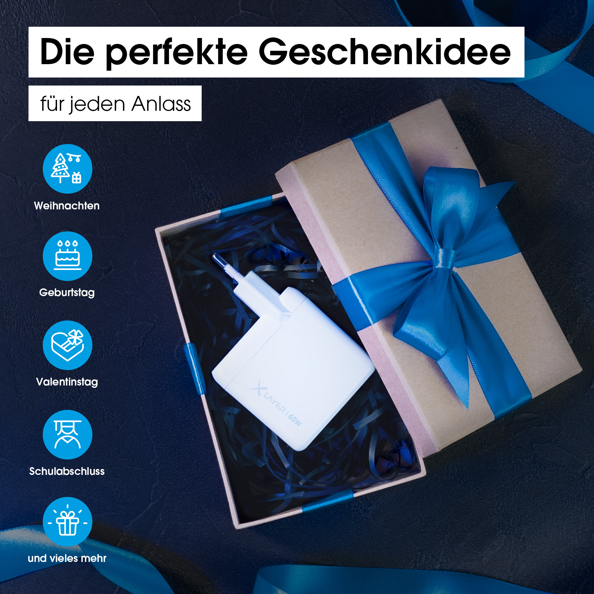 Geöffnete Geschenkbox mit weißem Ladegerät und blauem Band. Text auf der Box: "Die perfekte Geschenkidee."