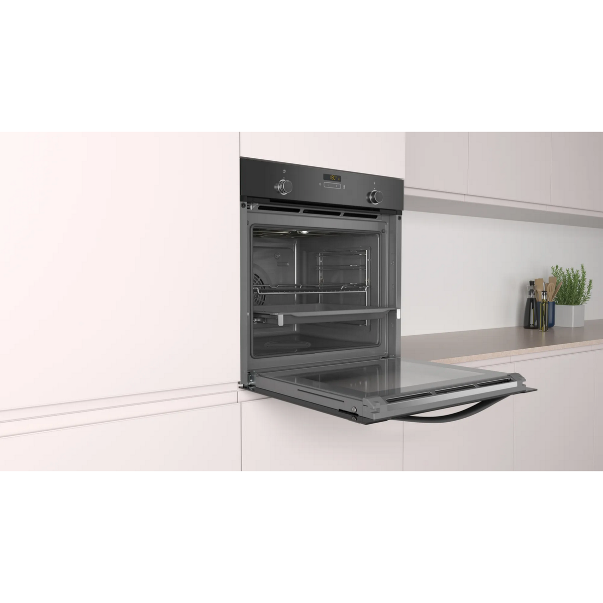Un horno abierto con puerta de cristal, en un armario de cocina blanco. La puerta del horno está abierta.