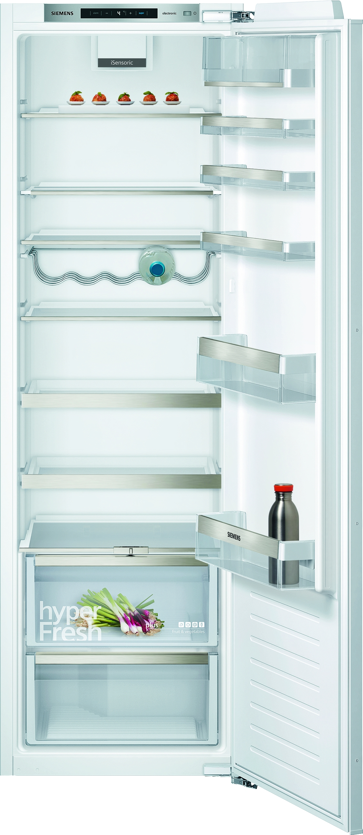 Open koelkast met planken, groenten en een fles. Wit interieur, zilveren accenten.