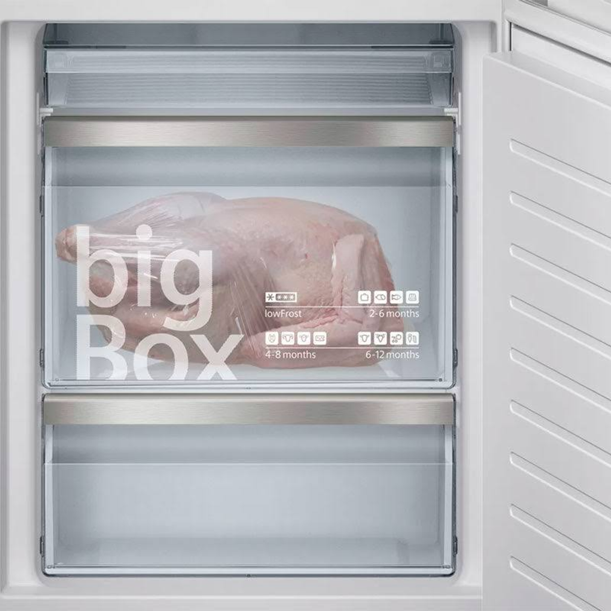 Vano congelatore con pollo congelato in busta. Etichetta Big Box visibile.