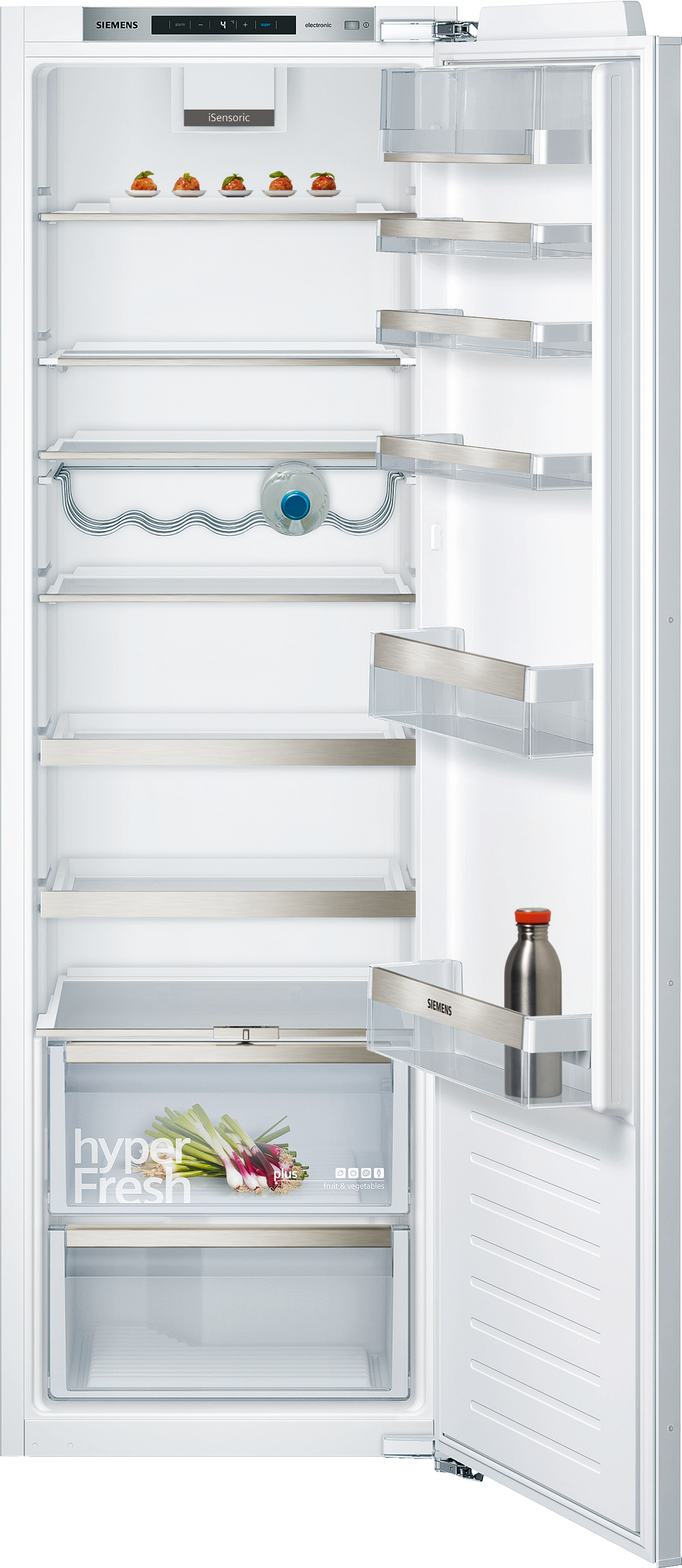 Open wit interieur van de koelkast. Planken met voedsel, waaronder een groentelade en een fles.