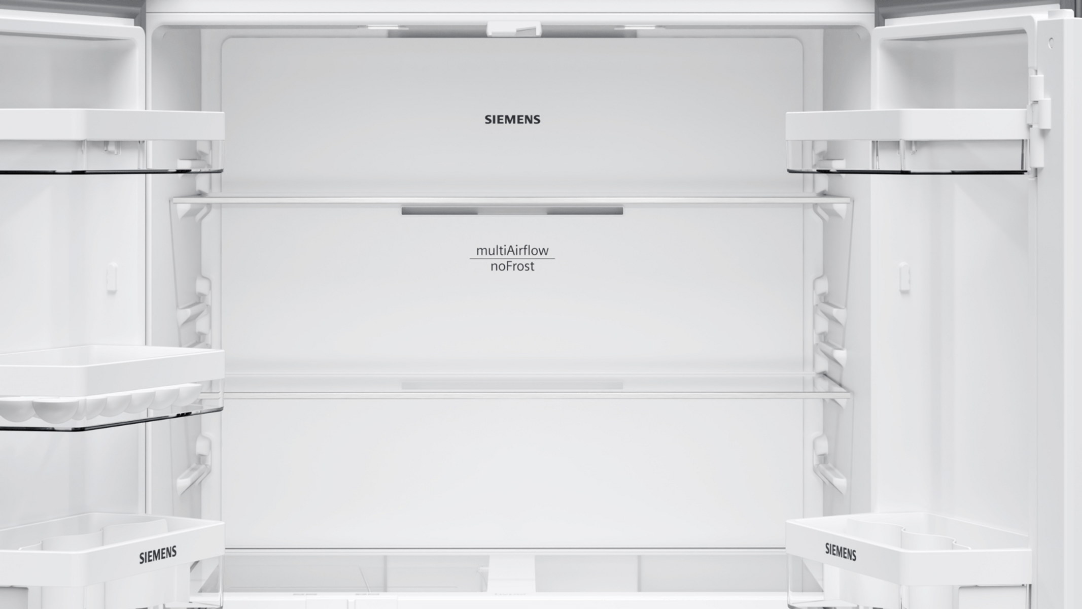 Leerer weißer Kühlschrankinnenraum mit Regalen. Das Siemens-Logo ist oben sichtbar.