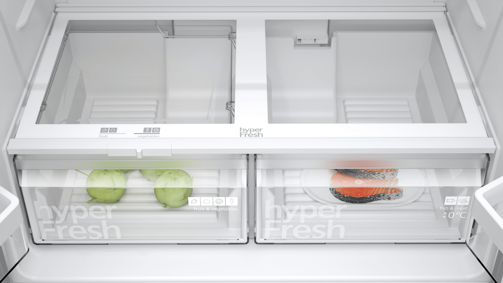 Innerhalb eines Kühlschranks, zwei Schubladen mit Gemüse und Lachs, darüber Glasböden.