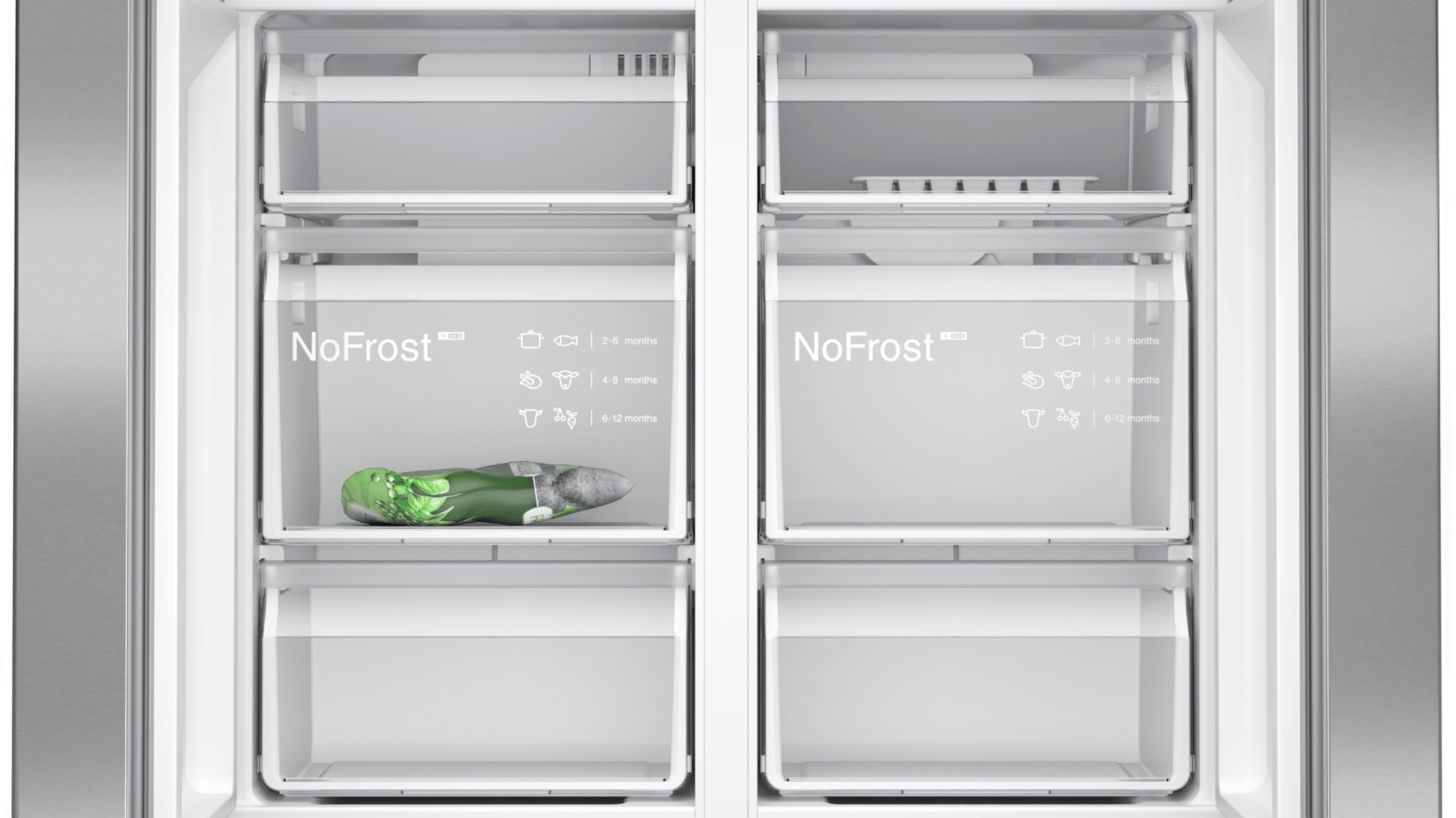 Ein Kühlschrank mit geöffneten Türen, der Fächer zeigt. Gemüse befindet sich in einer Schublade mit NoFrost.