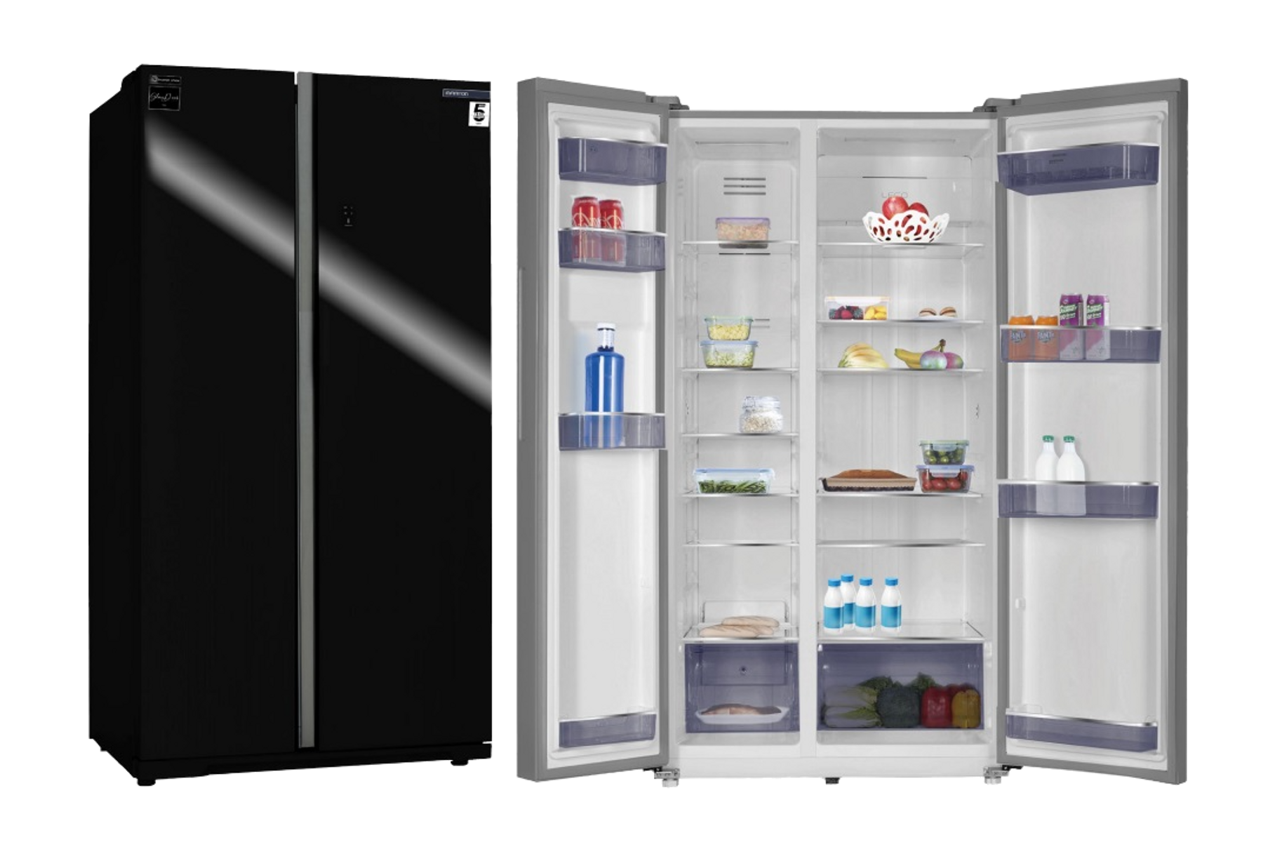 Refrigerador negro y plateado de lado a lado, puerta abierta mostrando el contenido. Interior blanco y azul con comida.
