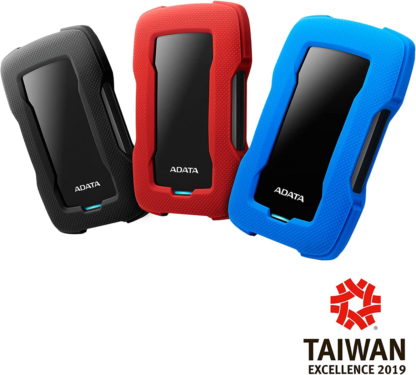 Trzy zewnętrzne dyski twarde ADATA w różnych kolorach. Dyski są w ochronnych obudowach.