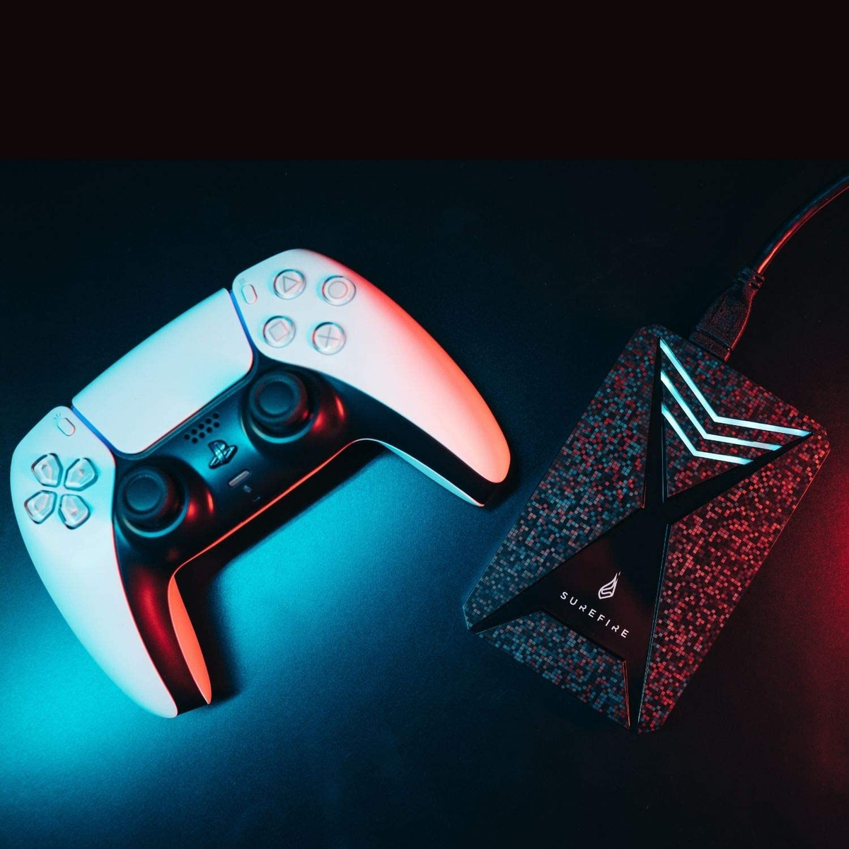 Biało-czarny kontroler PlayStation 5 i czarno-srebrny zewnętrzny dysk twardy na czarnej powierzchni.
