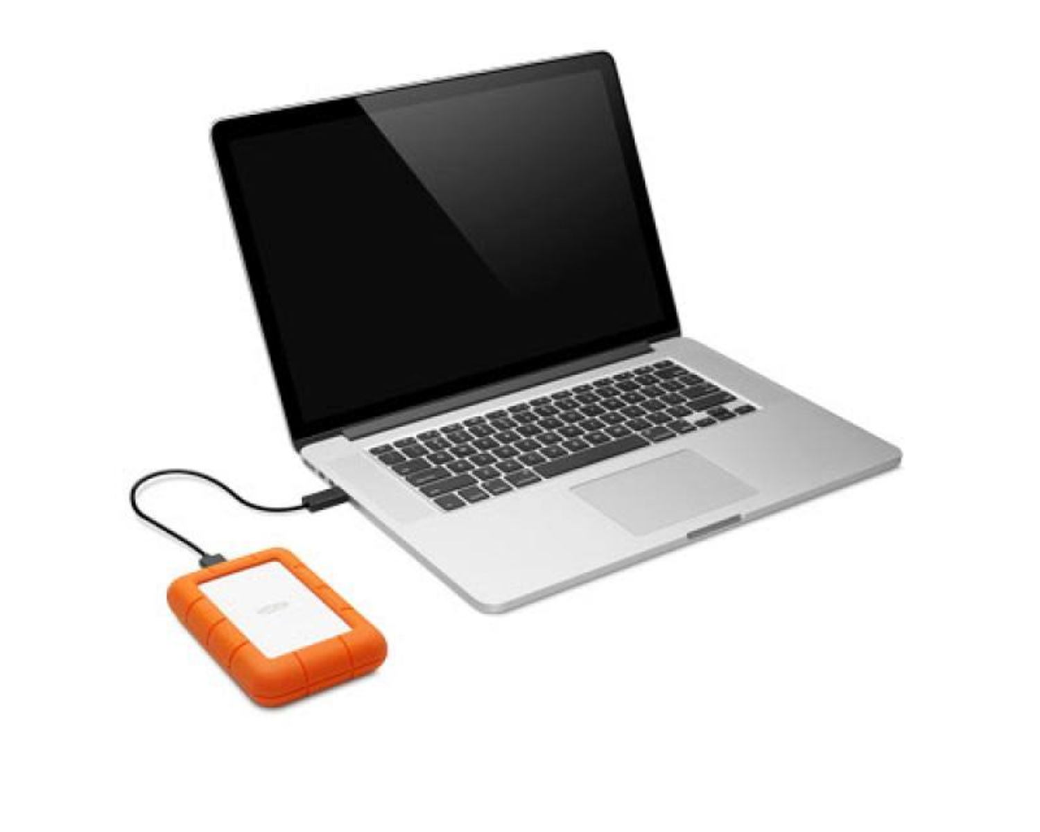 Laptop podłączony do pomarańczowo-białego zewnętrznego dysku twardego. Białe tło.