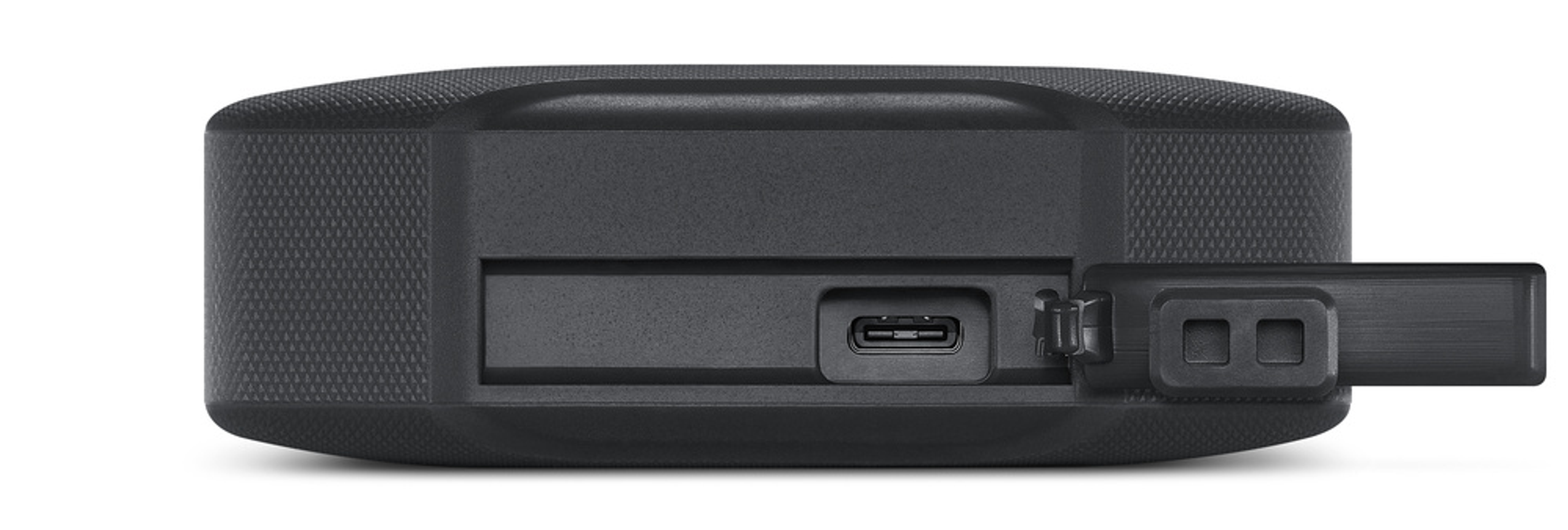 Zbliżenie czarnego zewnętrznego dysku twardego z portem USB.