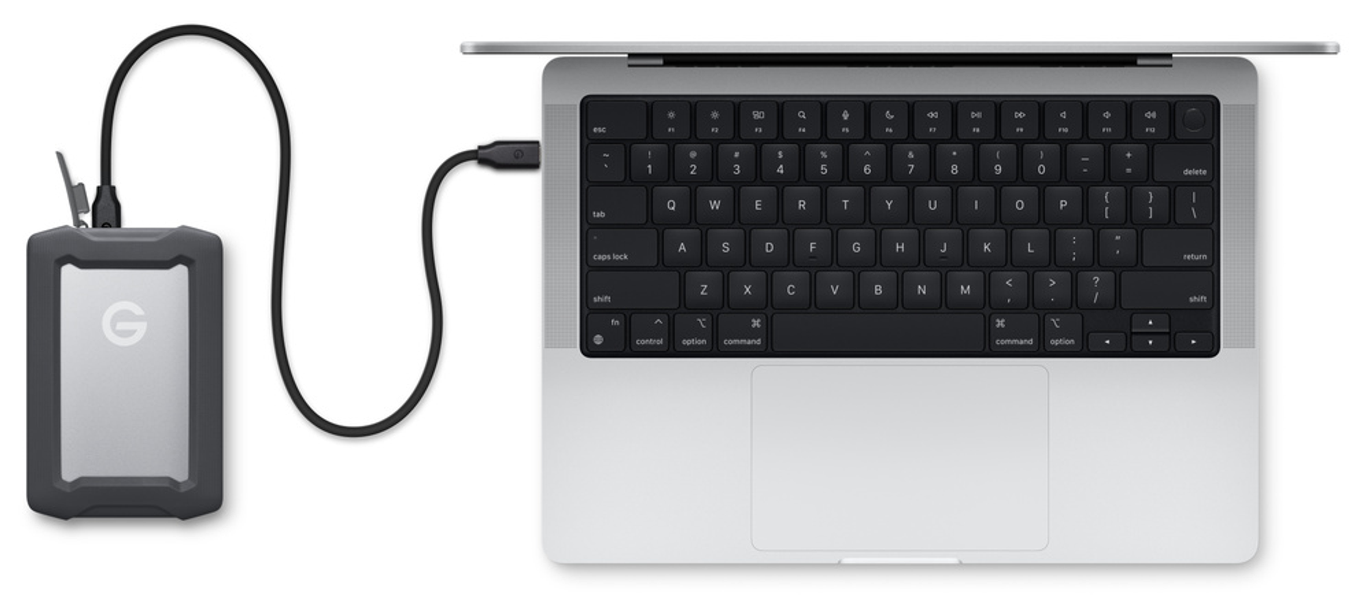 Zewnętrzny dysk twardy podłączony do laptopa. Laptop jest otwarty.